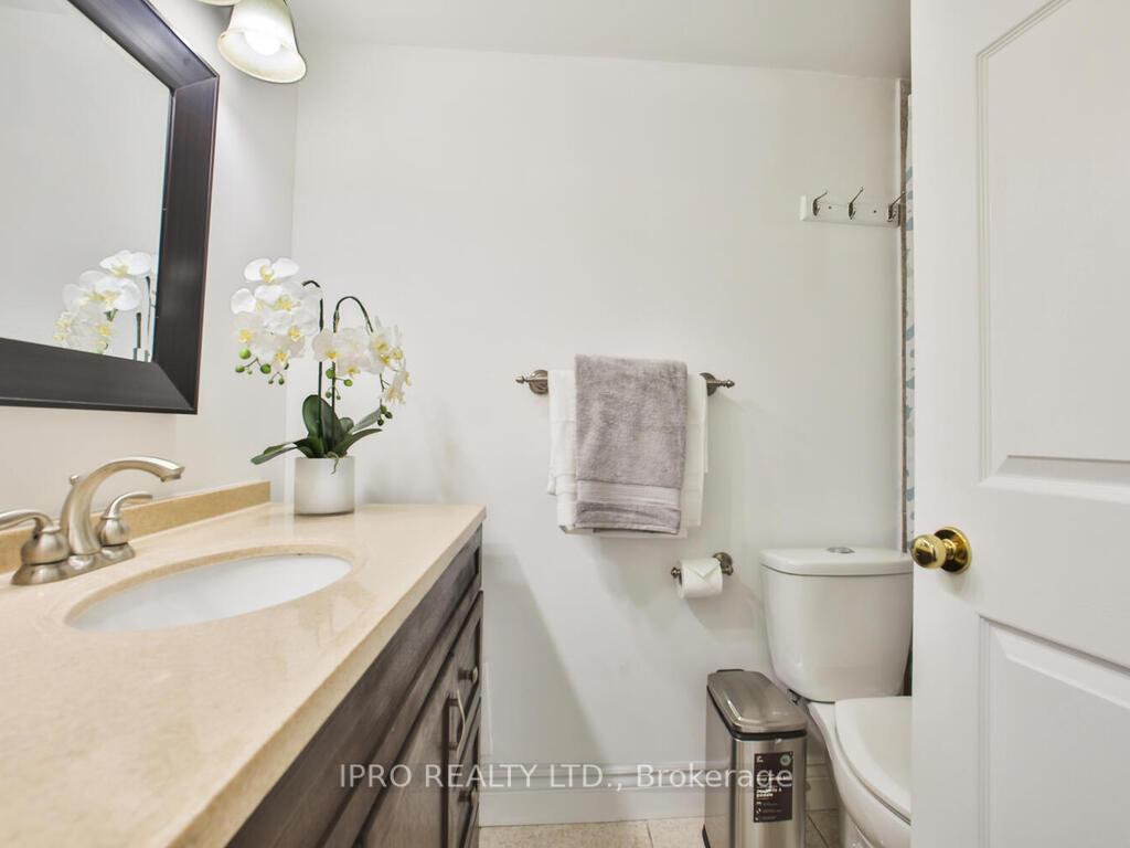 3 Bedrooms Condo at 330 Rathburn, Mississauga For sale