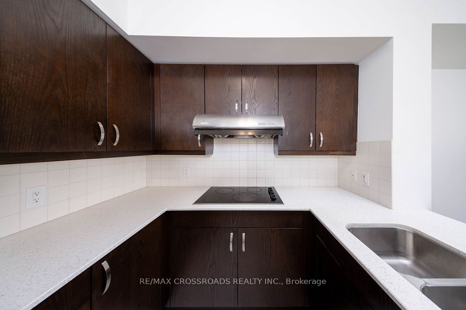 Full-Size Appliances, and double sink