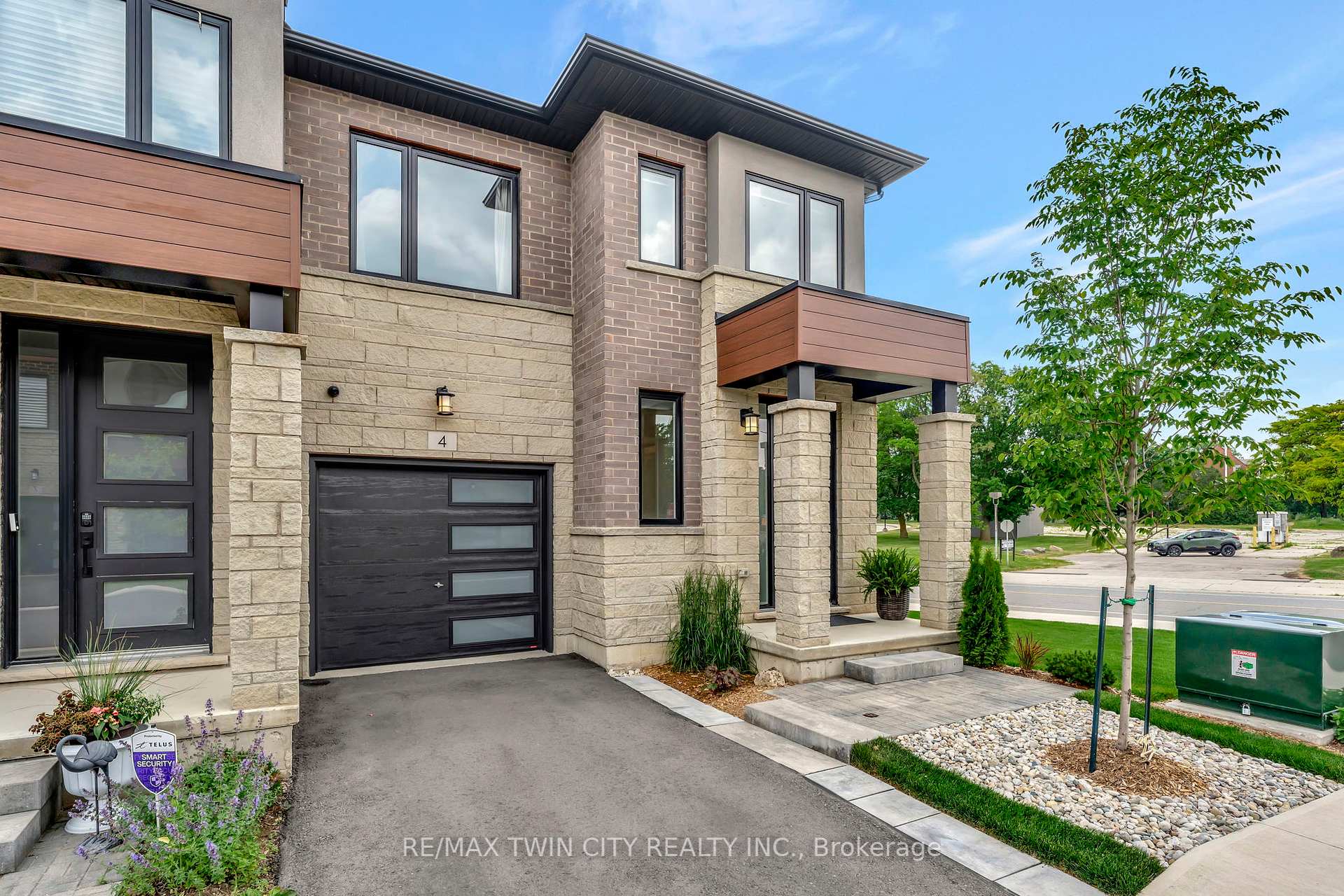 3 Bedrooms Condo at 4 Southam, Hamilton For sale