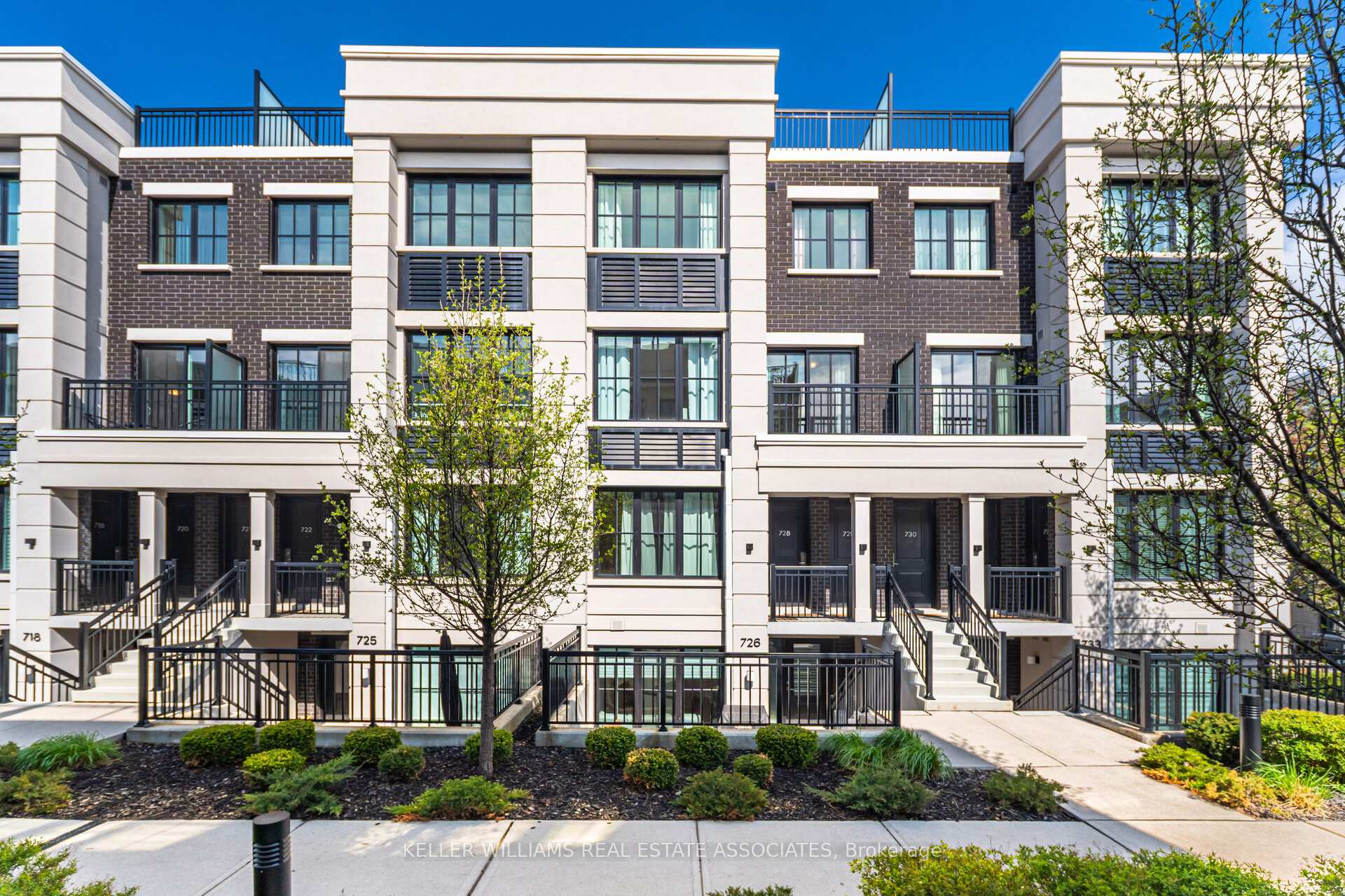 2 Bedrooms Condo at 665 Cricklewood, Mississauga For sale