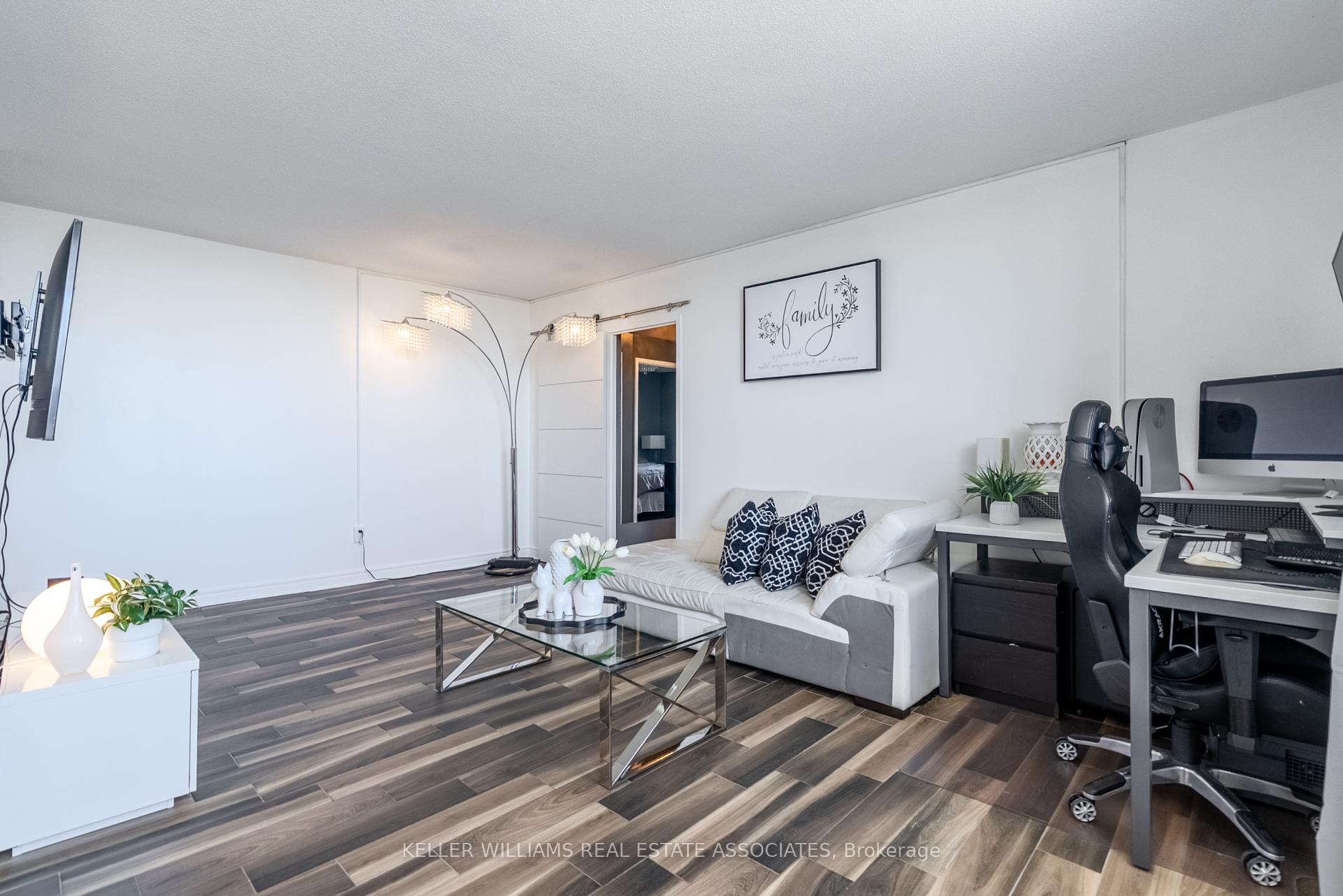 2 Bedrooms Condo at 3145 Queen Frederica, Mississauga For sale