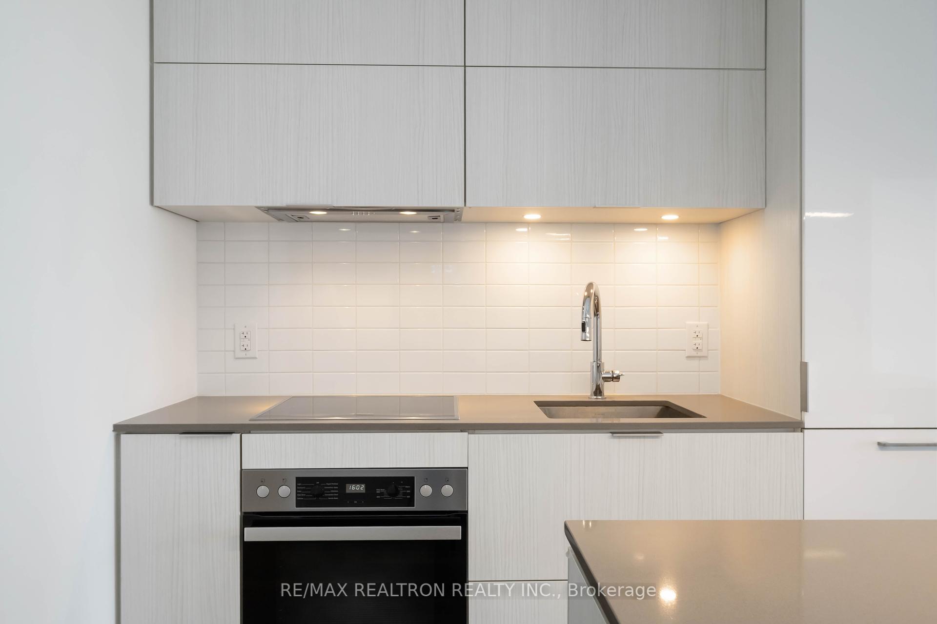 2 Bedrooms Condo at 20 Richardson, Toronto For sale