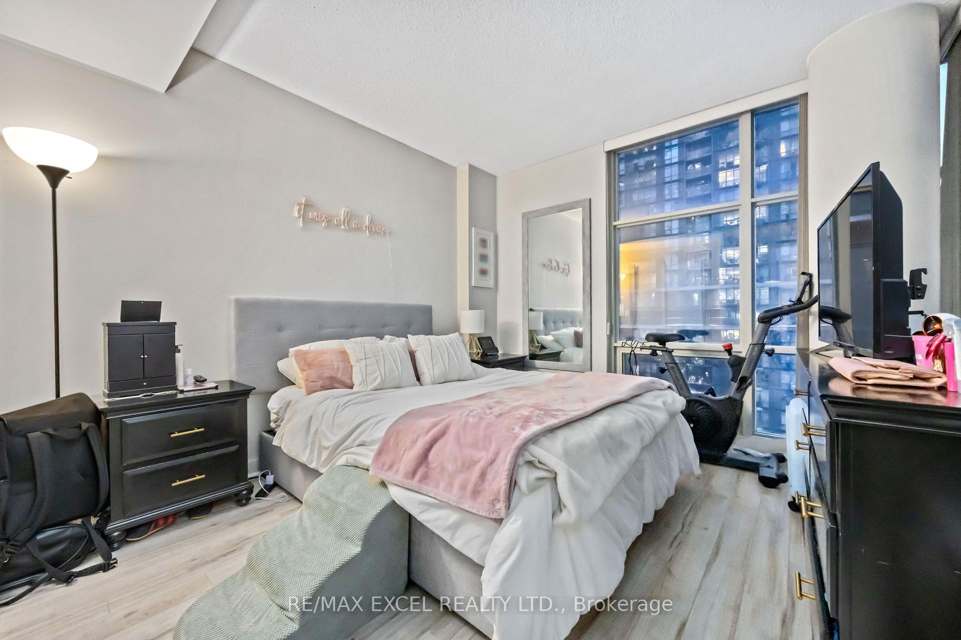2 Bedrooms Condo at 35 Mariner, Toronto For sale
