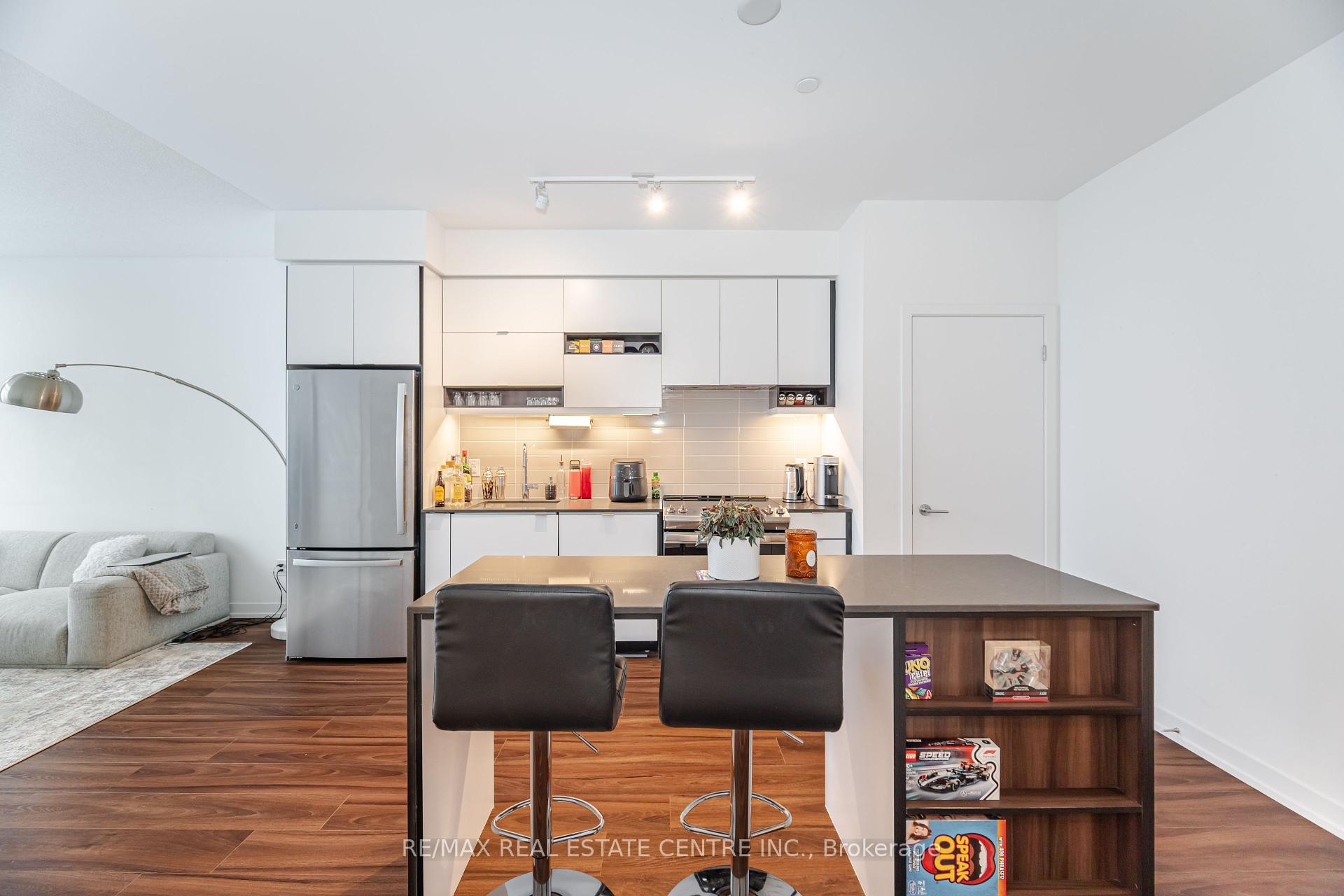 2 Bedrooms Condo at 4065 Confederation, Mississauga For sale