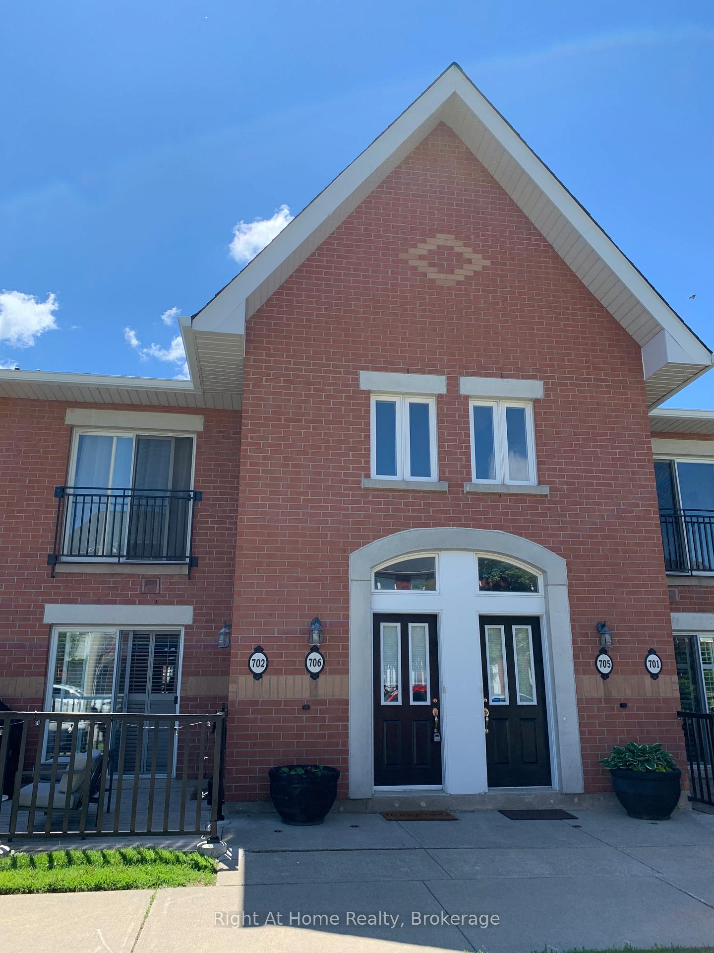 3 Bedrooms Condo at 1701 Lampman, Burlington For sale
