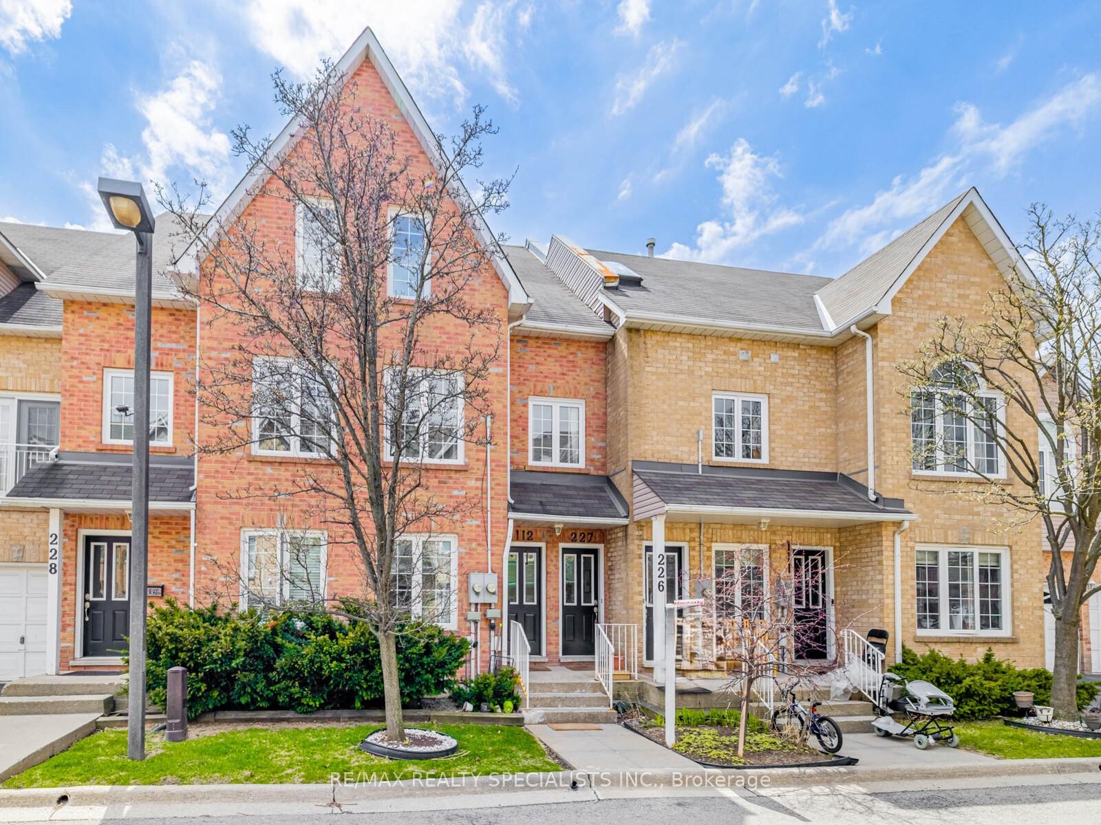 2 Bedrooms Condo at 2055 WALKERS, Burlington For sale