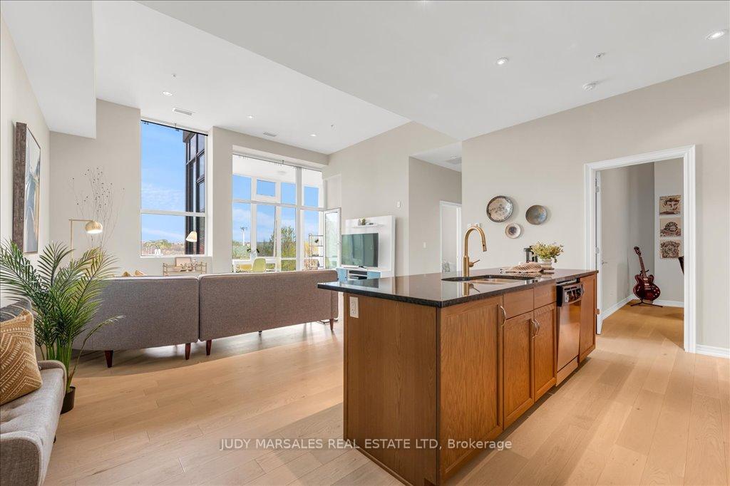 2 Bedrooms Condo at 50 Murray,  Hamilton For sale