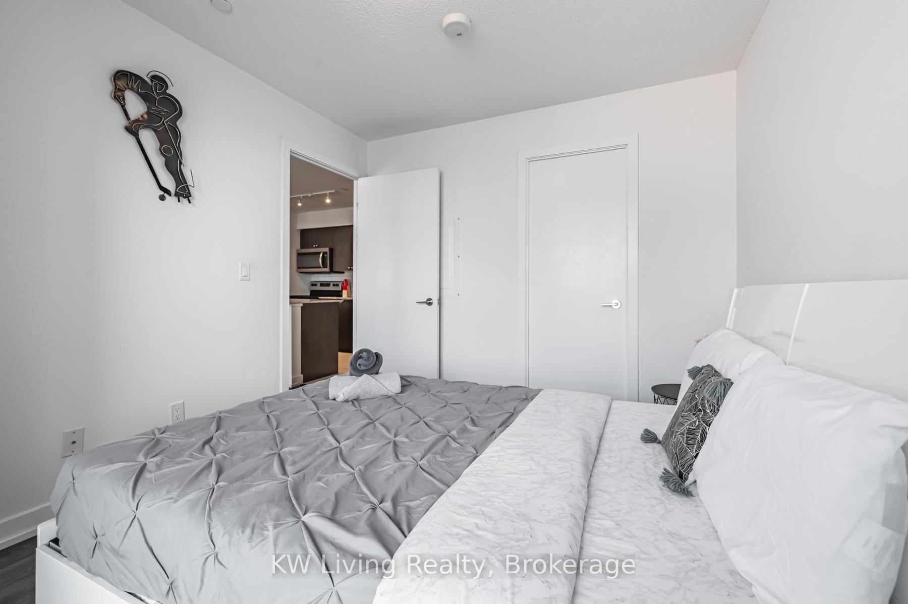 2 Bedrooms Condo at 8 Trent, Toronto For sale