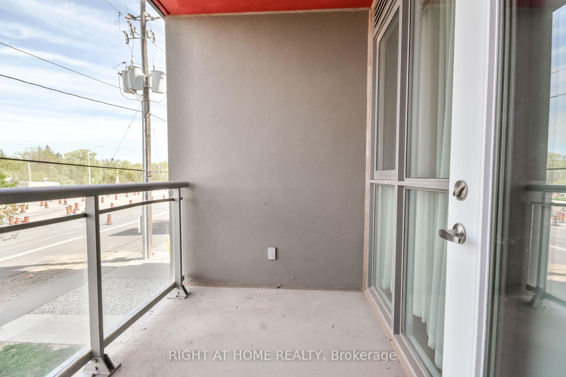 3 Bedrooms Condo at 5230 Dundas, Burlington For sale