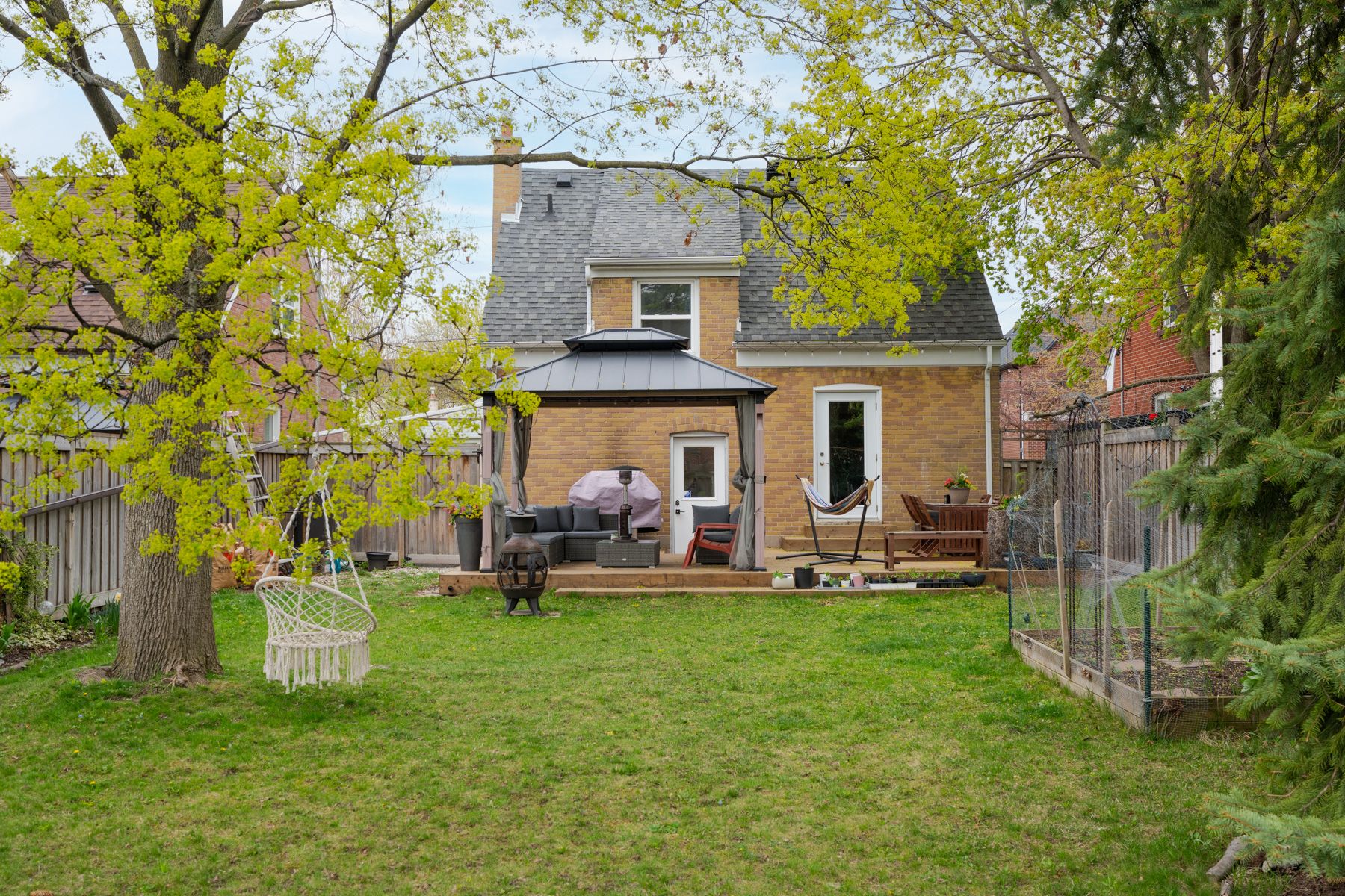 89 Charleswood Drive
