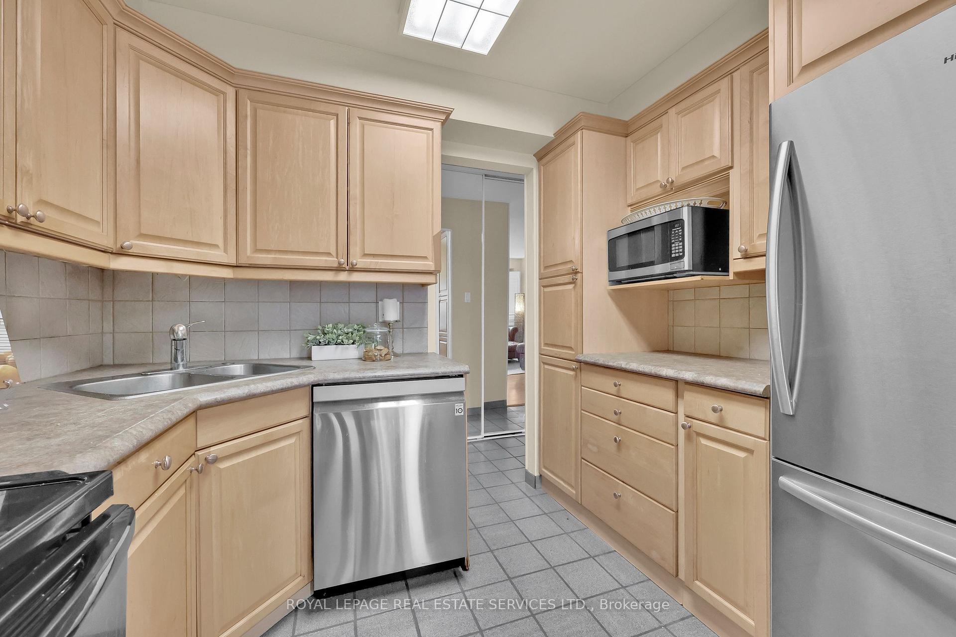 3 Bedrooms Condo at 3125 Fifth, Mississauga For sale