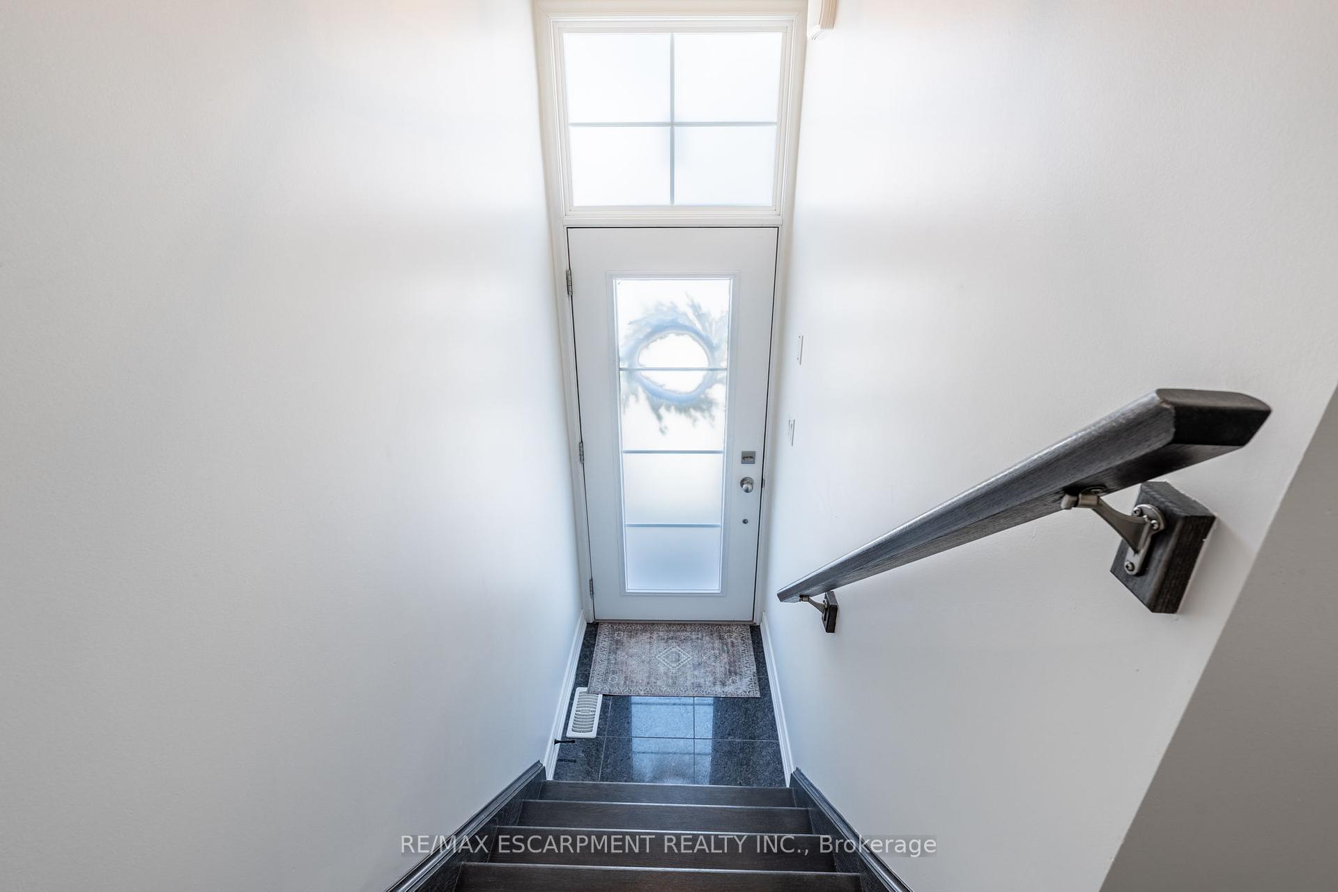 2 Bedrooms Condo at 181 Plains, Burlington For sale