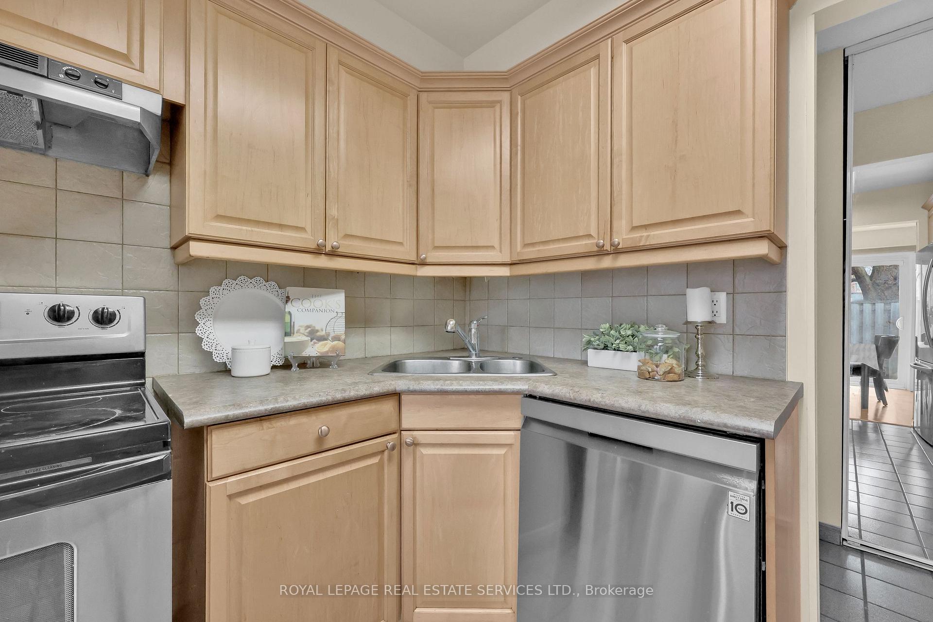3 Bedrooms Condo at 3125 Fifth, Mississauga For sale