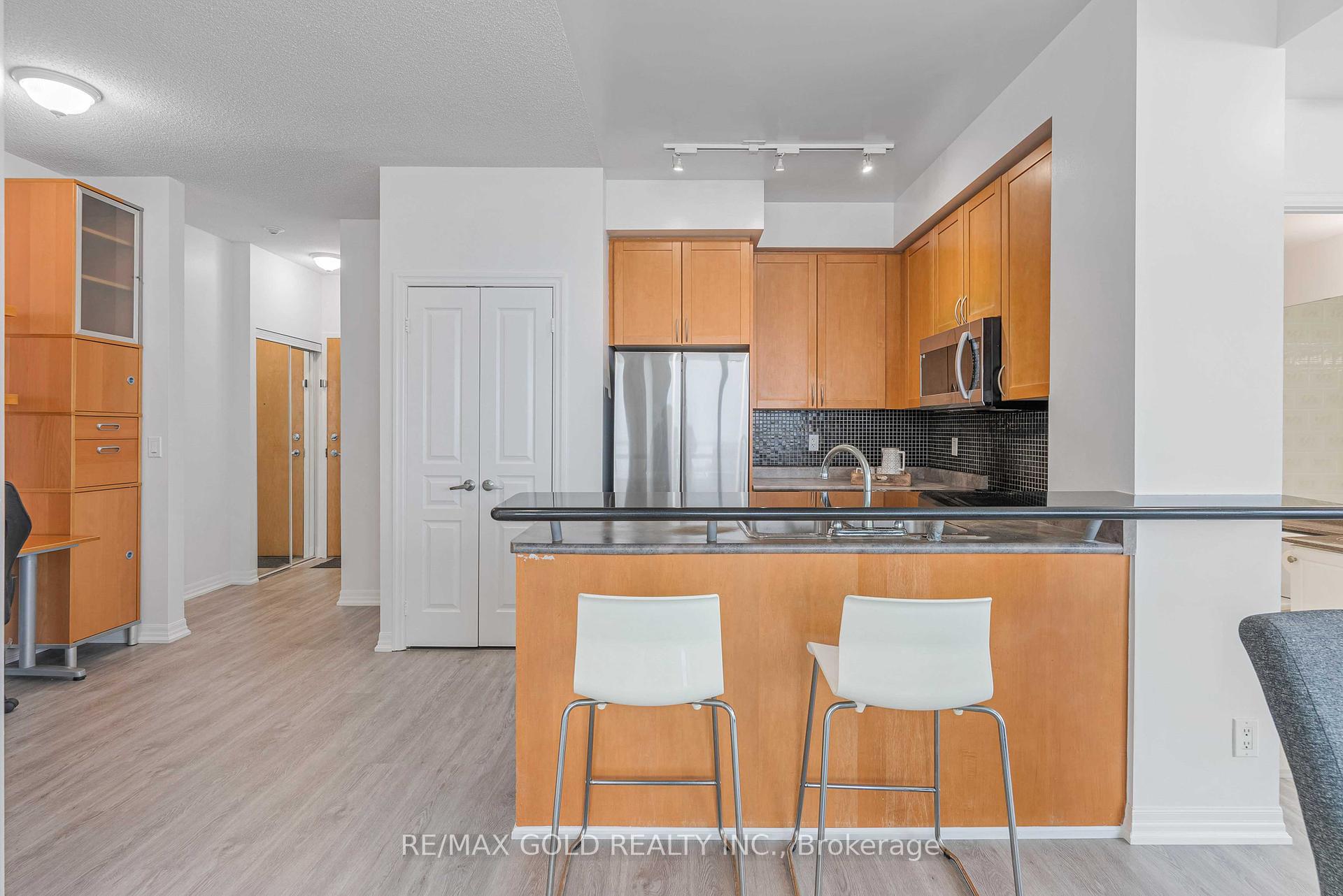 3 Bedrooms Condo at 3939 Duke Of York, Mississauga For sale
