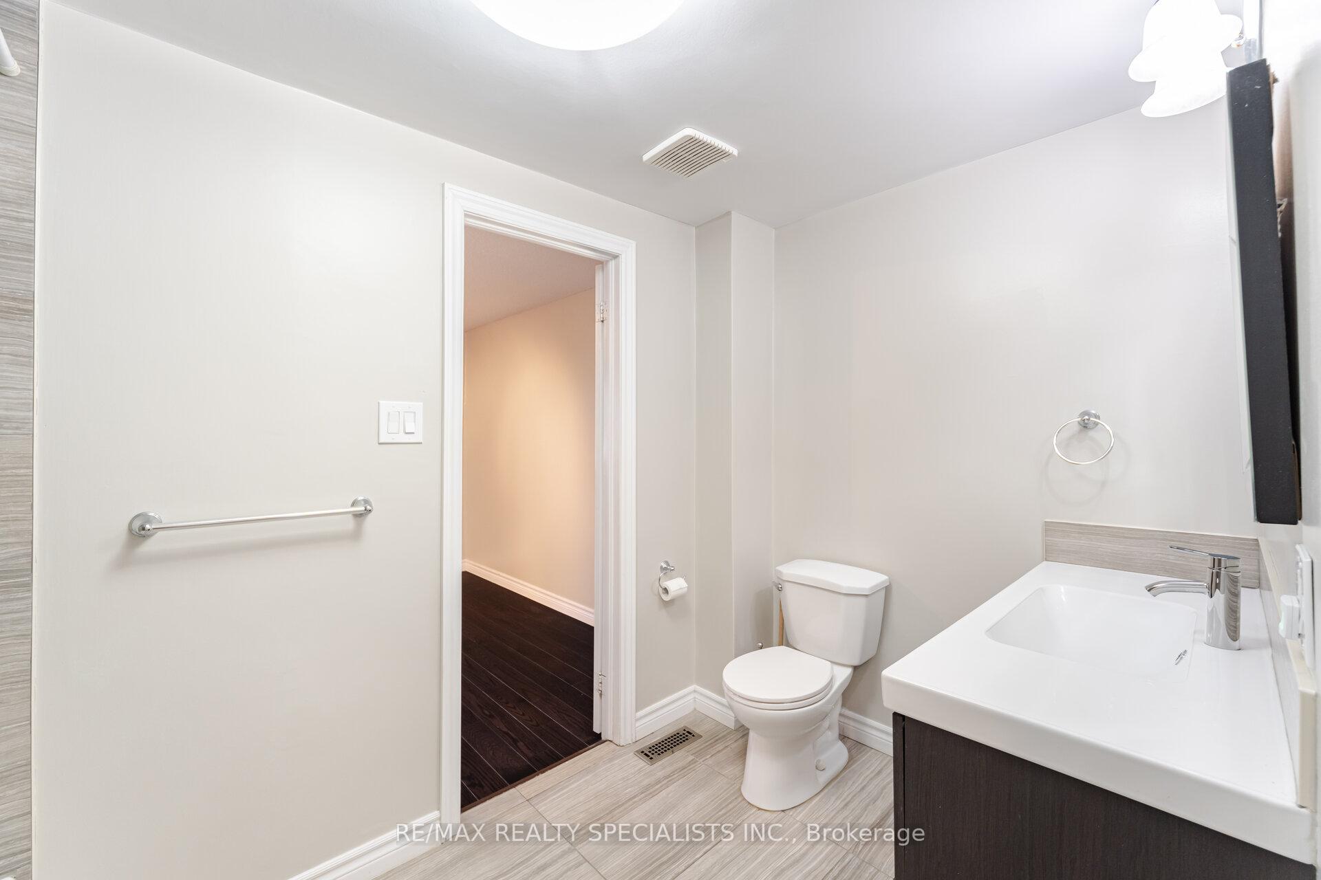 3 Bedrooms Condo at 2440 Bromsgrove, Mississauga For sale