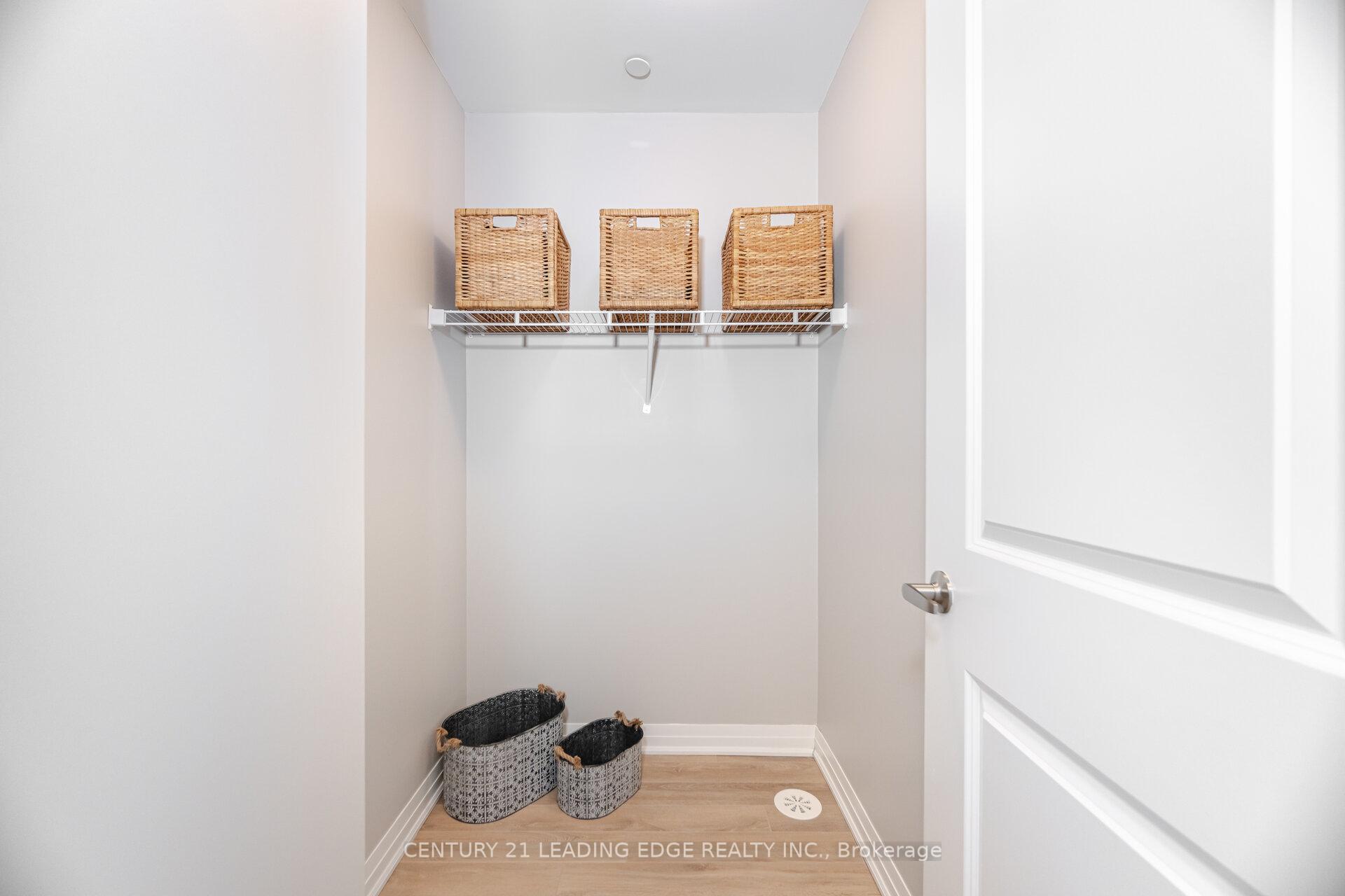 2 Bedrooms Condo at 650 Atwater, Mississauga For sale