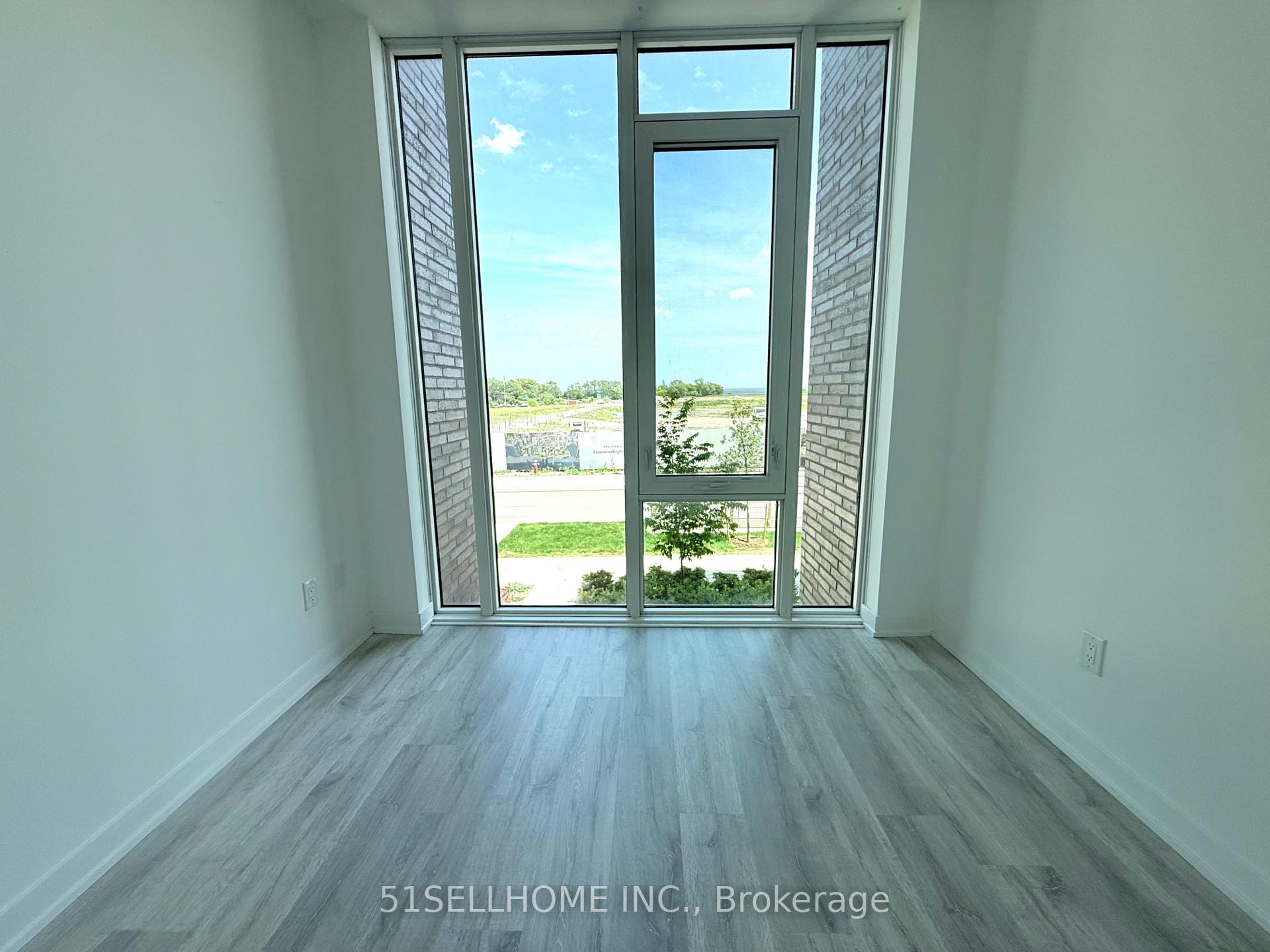 4 Bedrooms Condo at 220 Missinnihe, Mississauga For sale