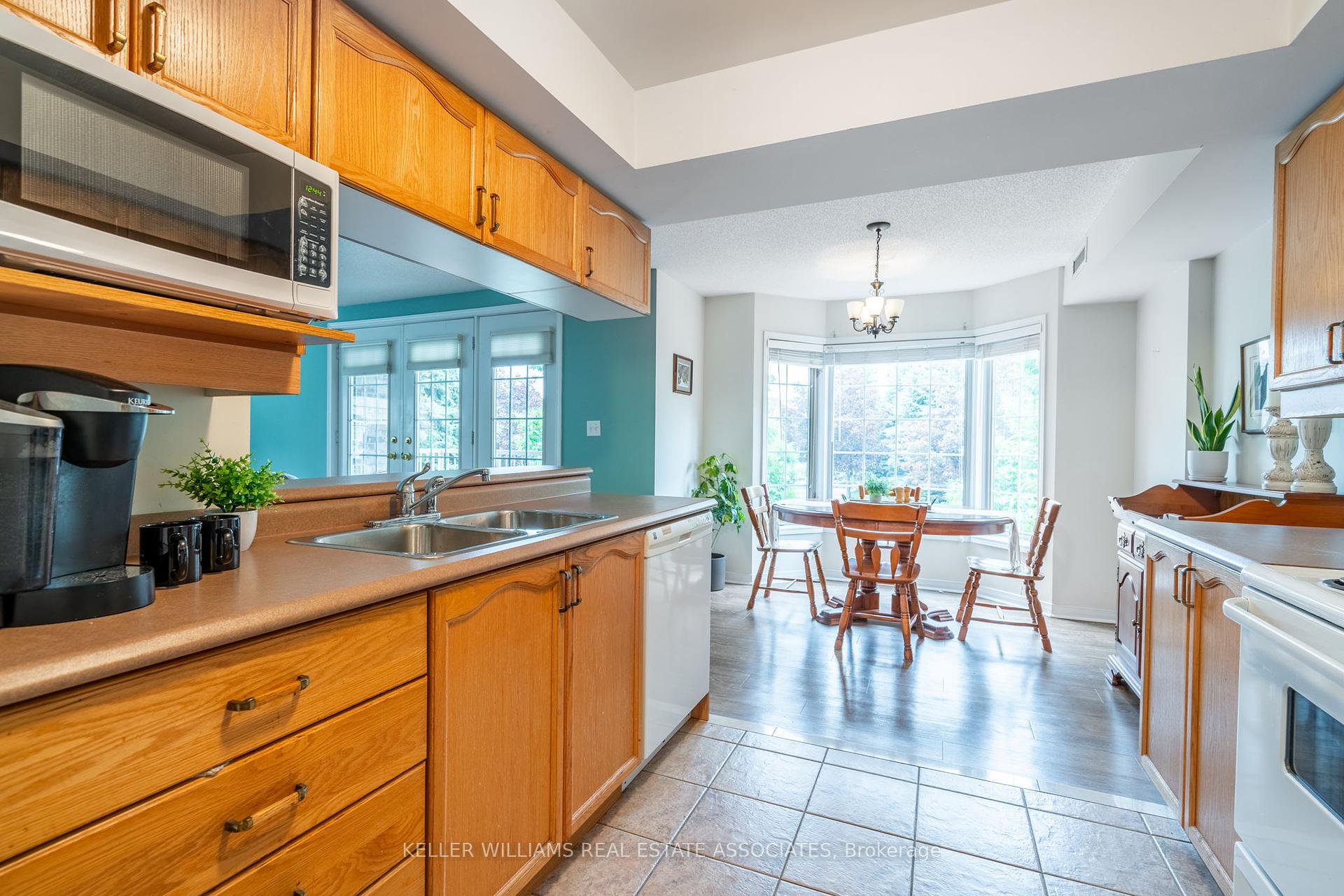 2 Bedrooms Condo at 216 Plains, Burlington For sale