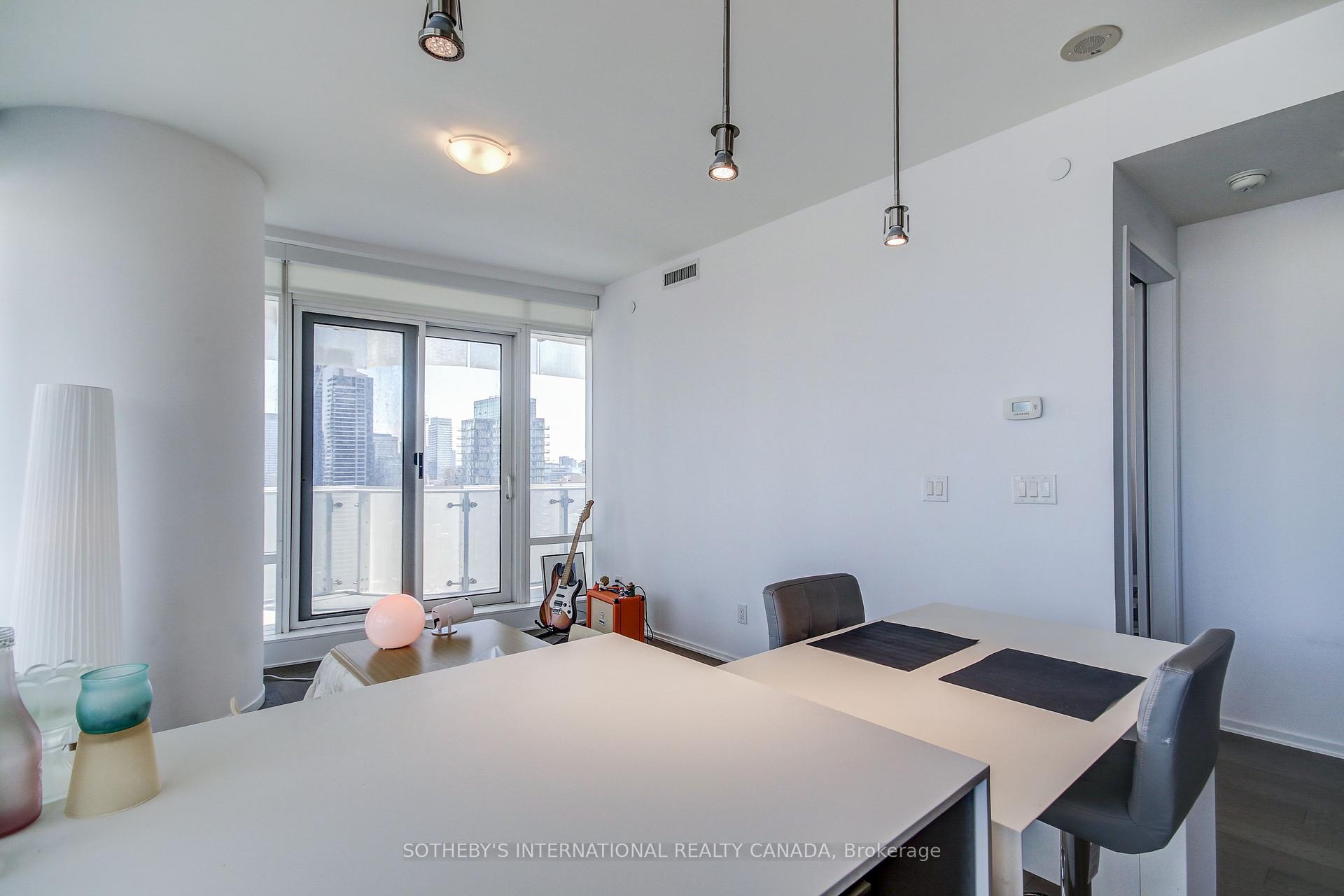 2 Bedrooms Condo at 1 Bloor, Toronto For sale