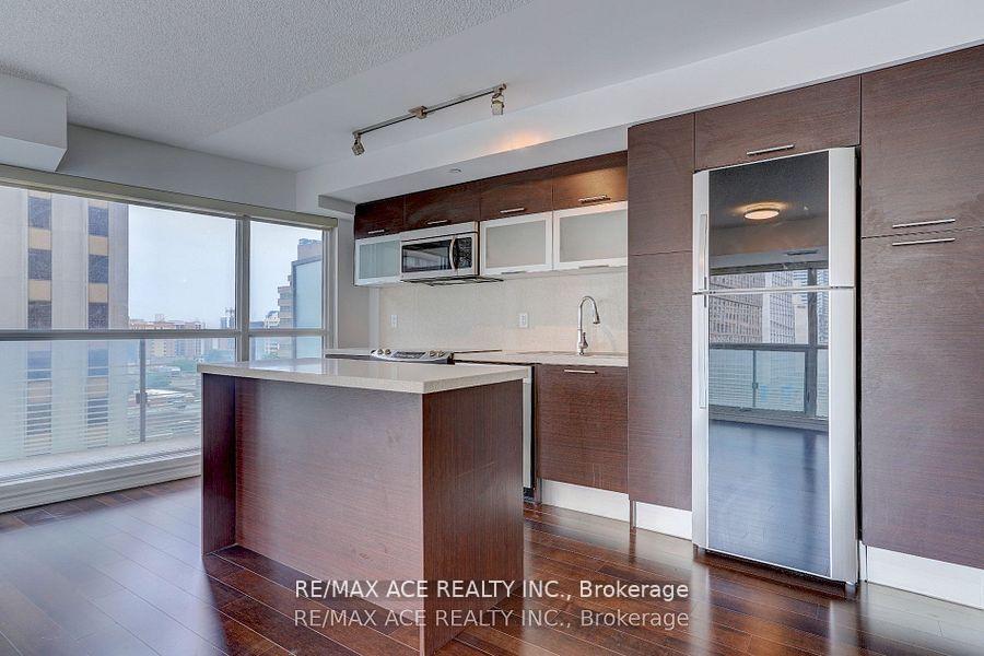 3 Bedrooms Condo at 386 Yonge, Toronto For sale