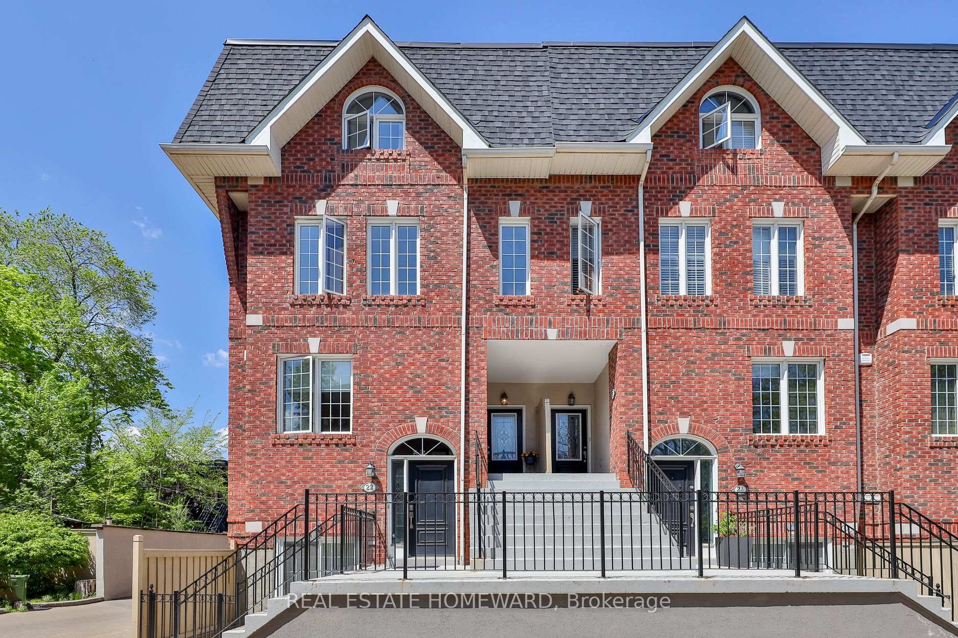 3 Bedrooms Condo at 36 Rusholme Park, Toronto For sale