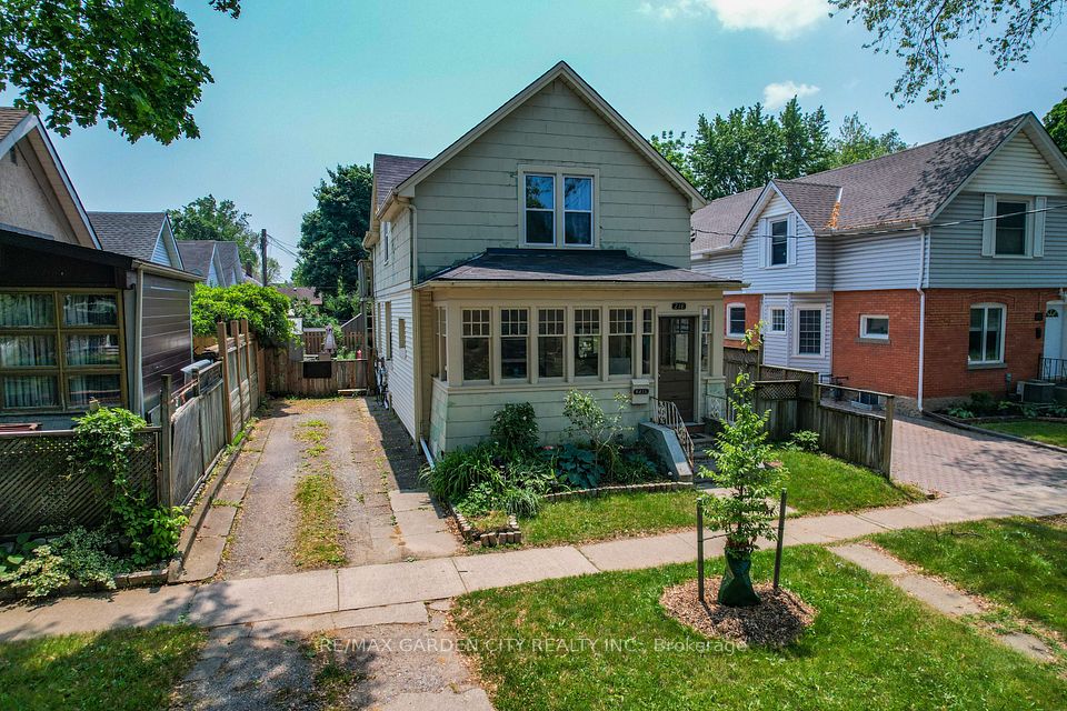 218 Russell