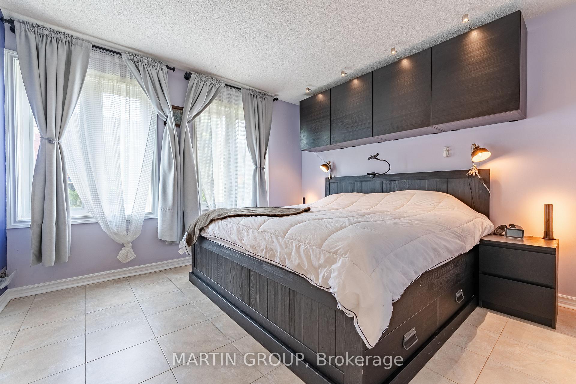 2 Bedrooms Condo at 1701 Lampman, Burlington For sale