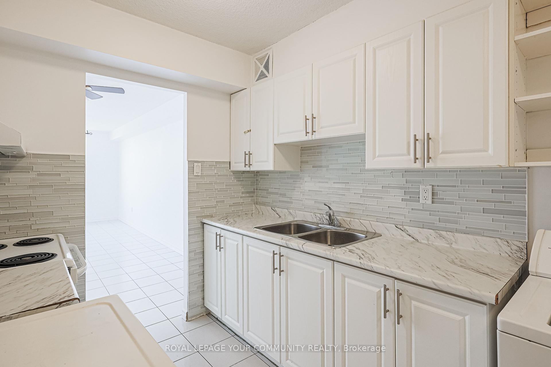 2 Bedrooms Condo at 10 Tobermory, Toronto For sale