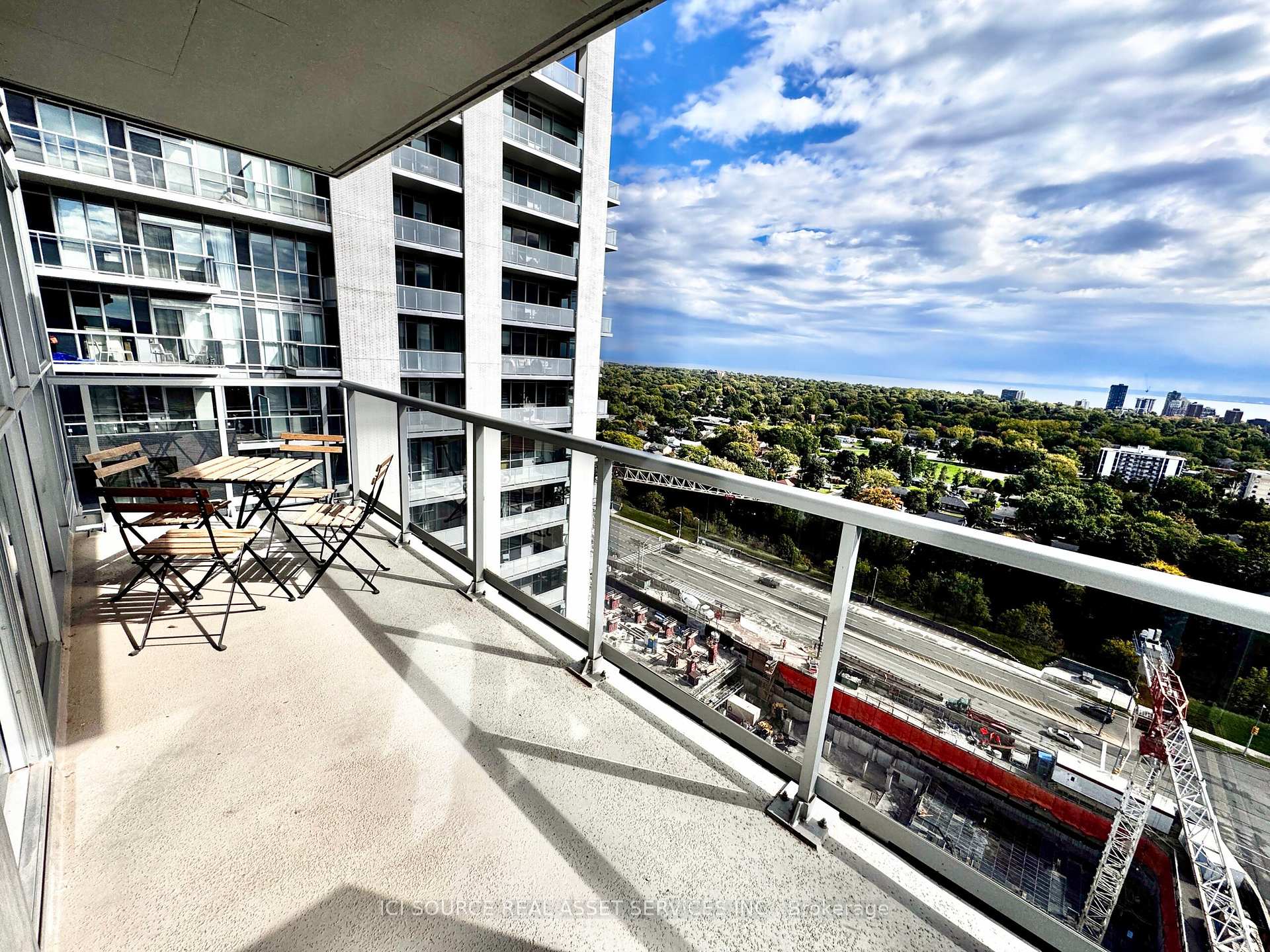 2 Bedrooms Condo at 2081 Fairview,  Burlington For sale