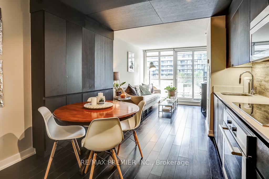 2 Bedrooms Condo at 10 Capreol, Toronto For sale