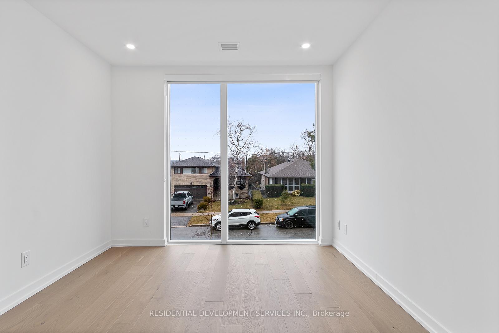3 Bedrooms Condo at 15 Maryport Ave,  Toronto For sale
