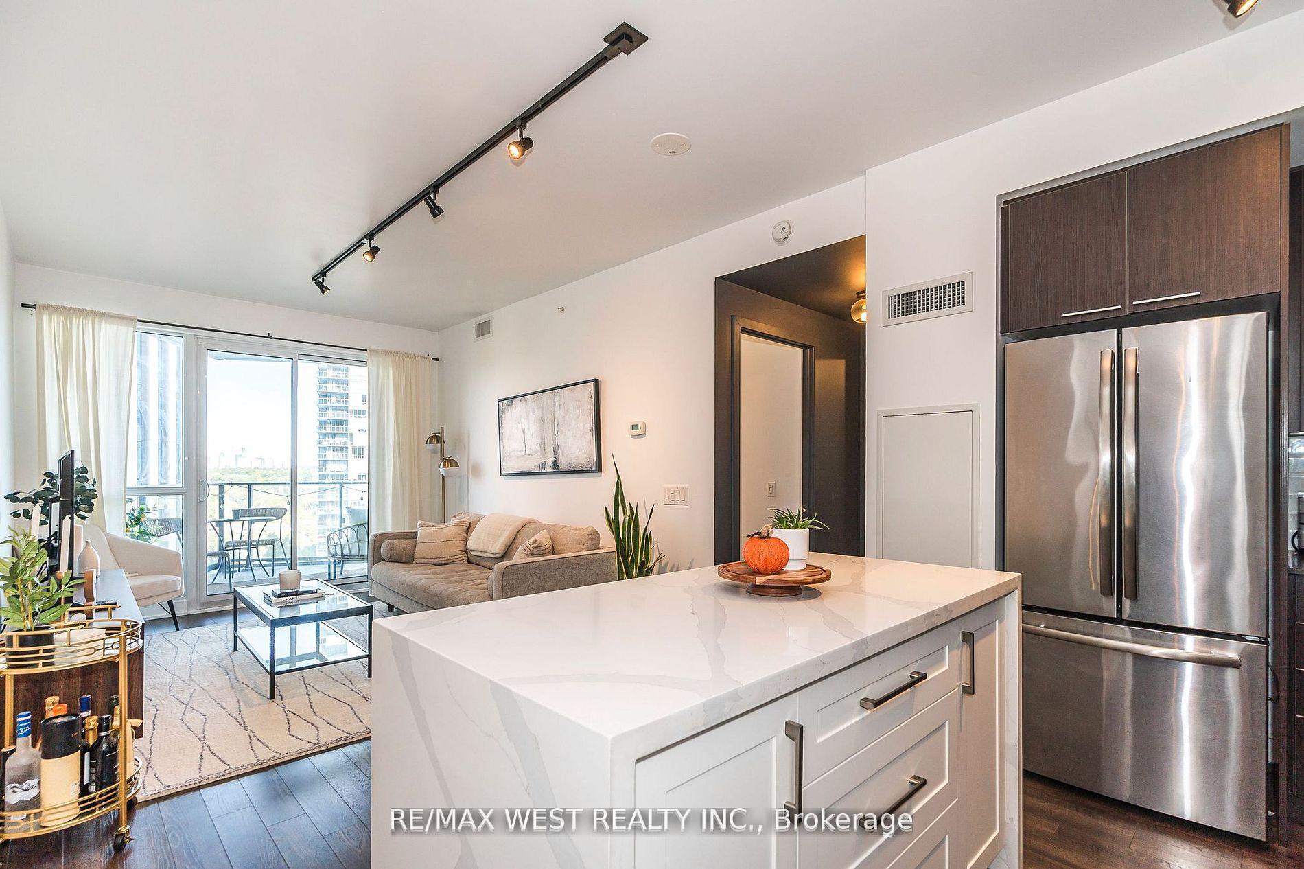 1 Bedroom Condo at 10 Park Lawn, Toronto For sale