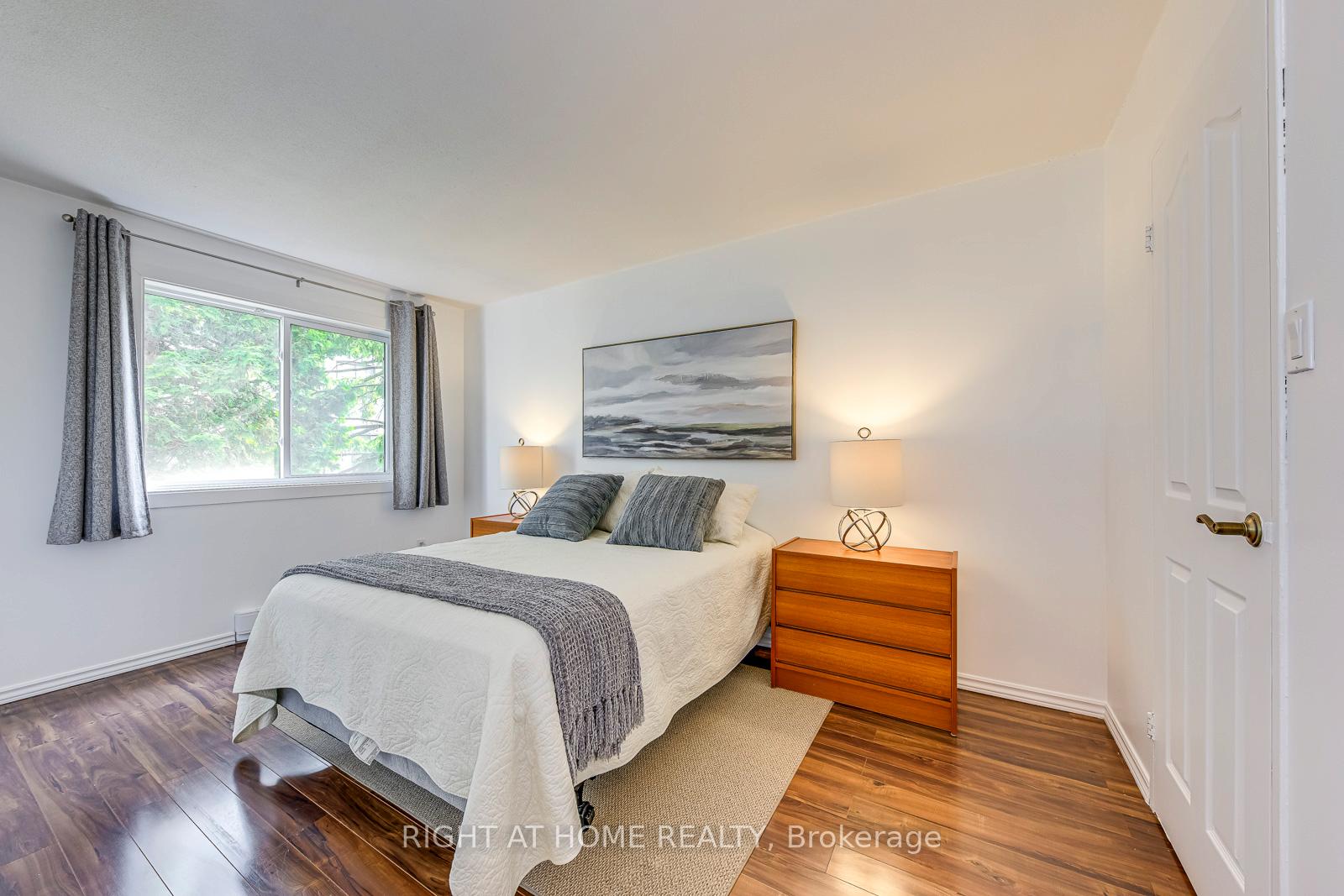 3 Bedrooms Condo at 1058 Falgarwood, Oakville For sale