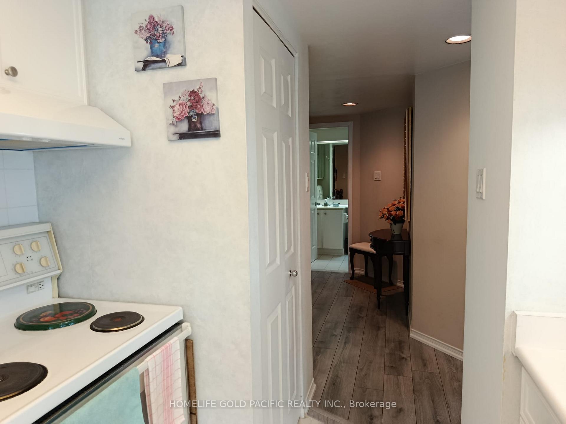 2 Bedrooms Condo at 77 Harbour, Toronto For sale