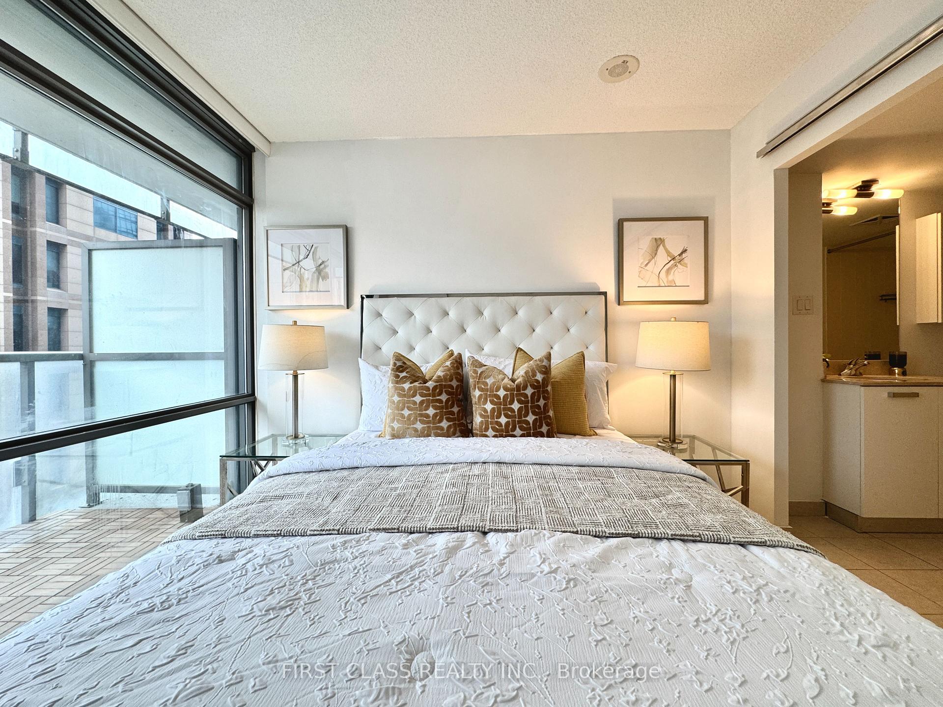 3 Bedrooms Condo at 38 Grenville, Toronto For sale