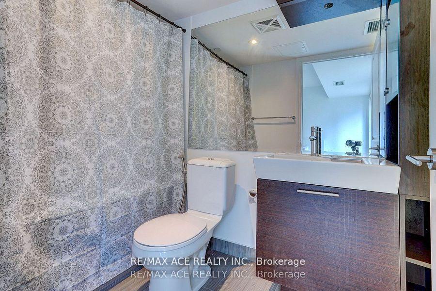 3 Bedrooms Condo at 386 Yonge, Toronto For sale