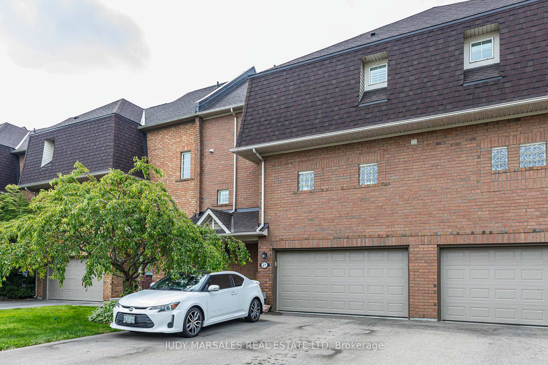 3 Bedrooms Condo at 100 Beddoe, Hamilton For sale
