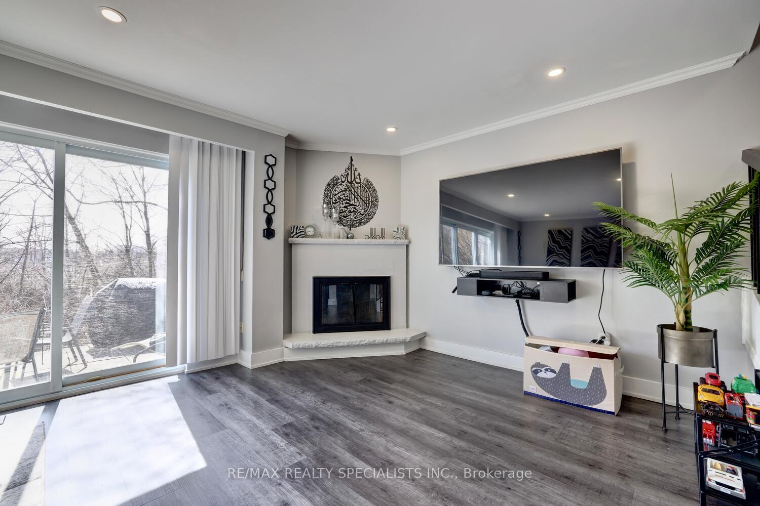 3 Bedrooms Condo at 3265 South Millway, Mississauga For sale