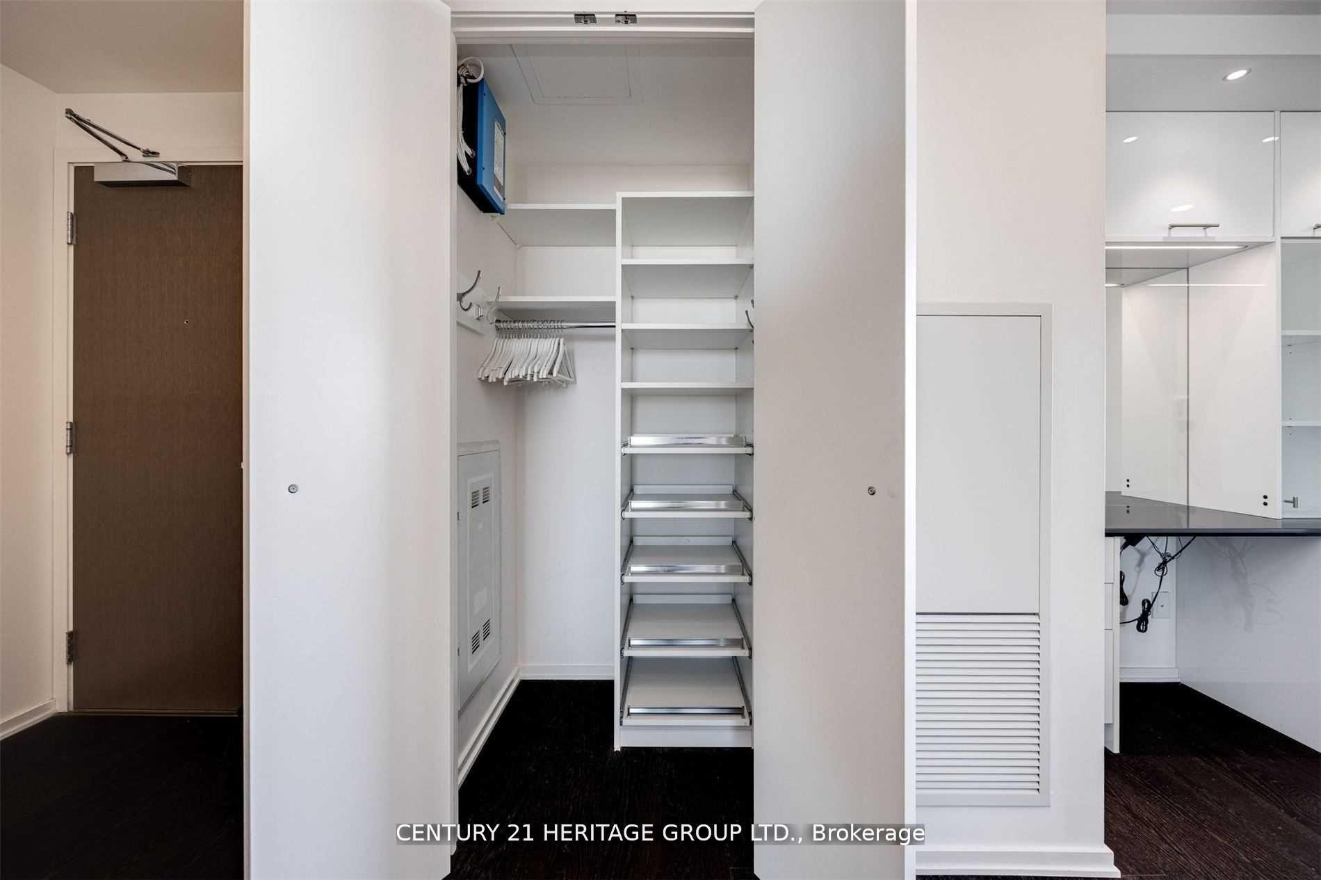 2 Bedrooms Condo at 1 Bloor, Toronto For sale