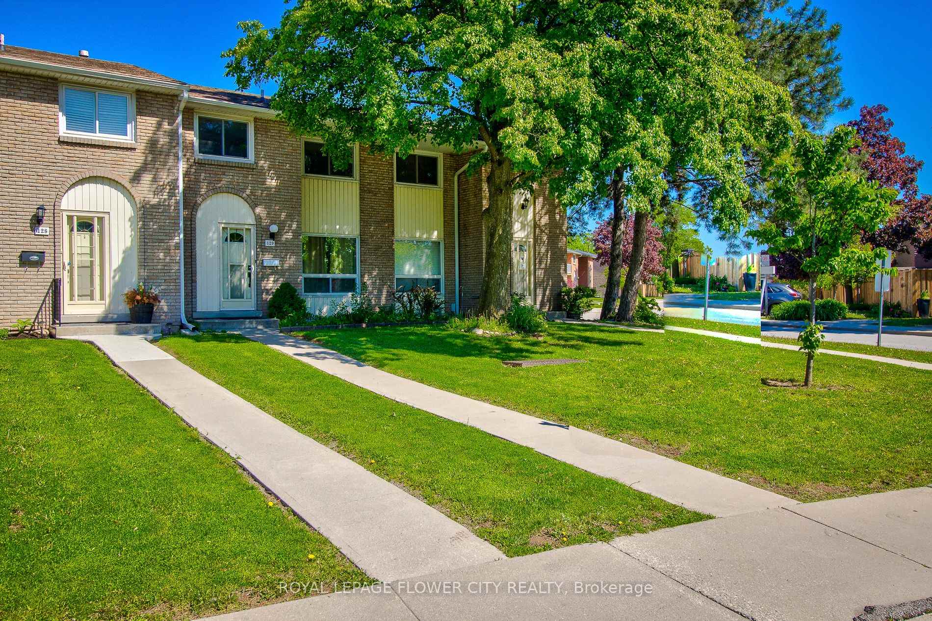 3 Bedrooms Condo at 151 Gateshead, Hamilton For sale