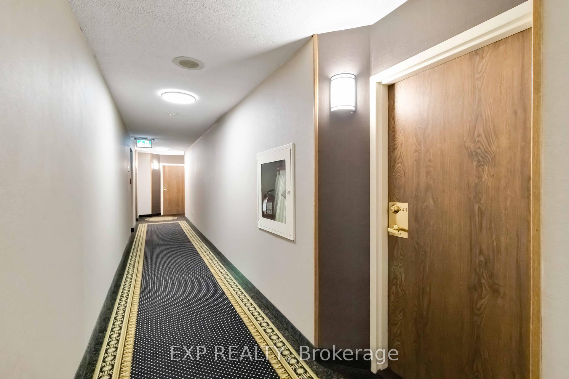 2 Bedrooms Condo at 550 Webb, Mississauga For sale