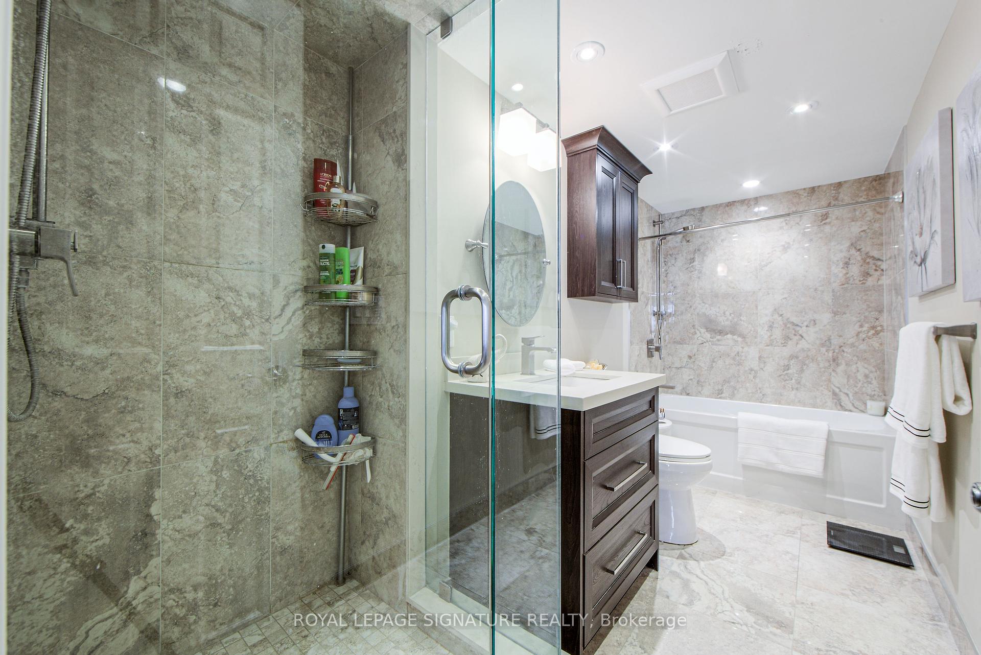 3 Bedrooms Condo at 55 Kingsbridge Garden, Mississauga For sale