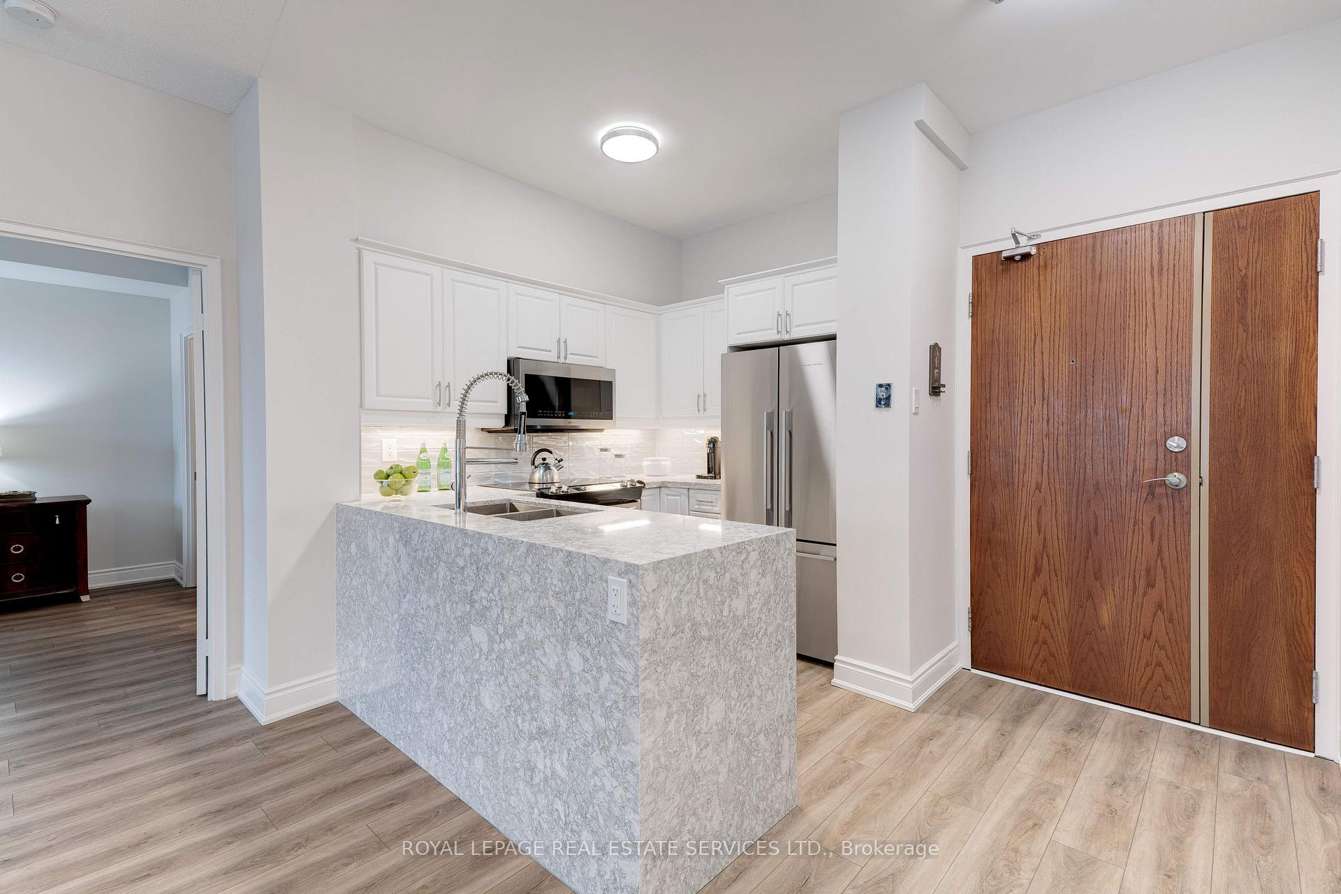 2 Bedrooms Condo at 2511 Lakeshore,  Oakville For sale