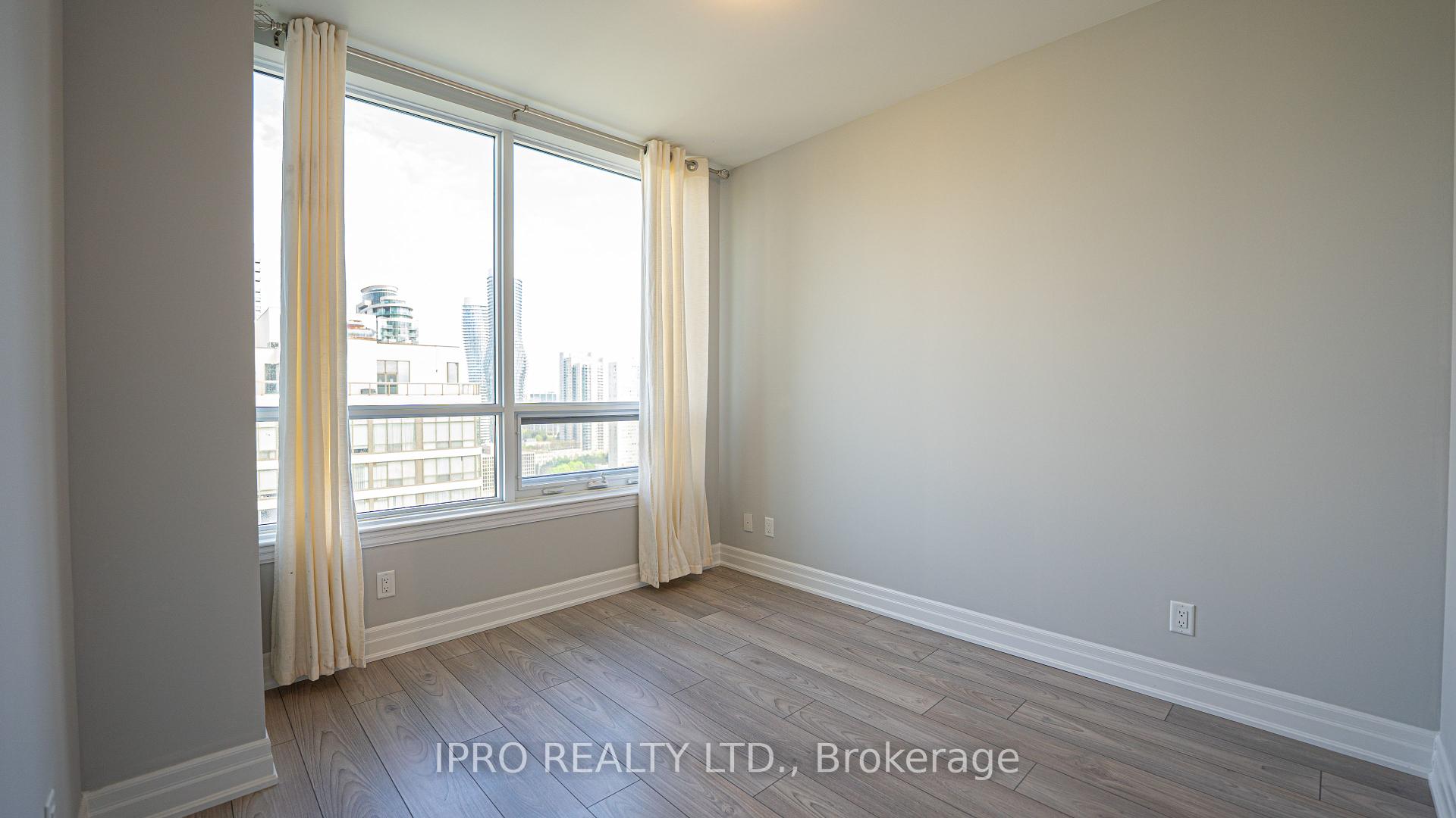2 Bedrooms Condo at 36 Elm Dr W, Mississauga For sale