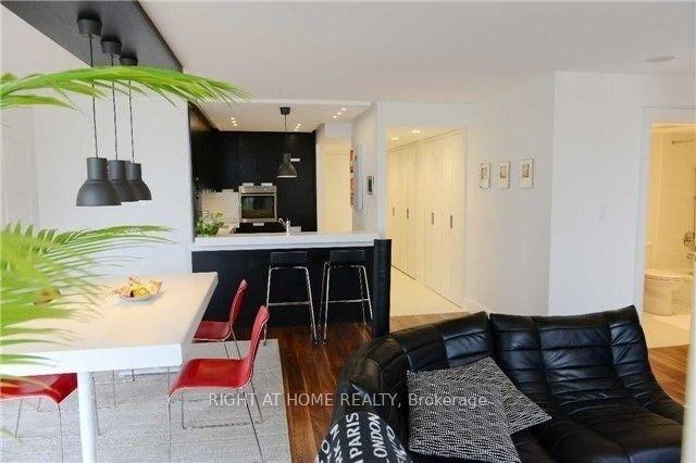 2 Bedrooms Condo at 50 Eglinton, Mississauga For sale
