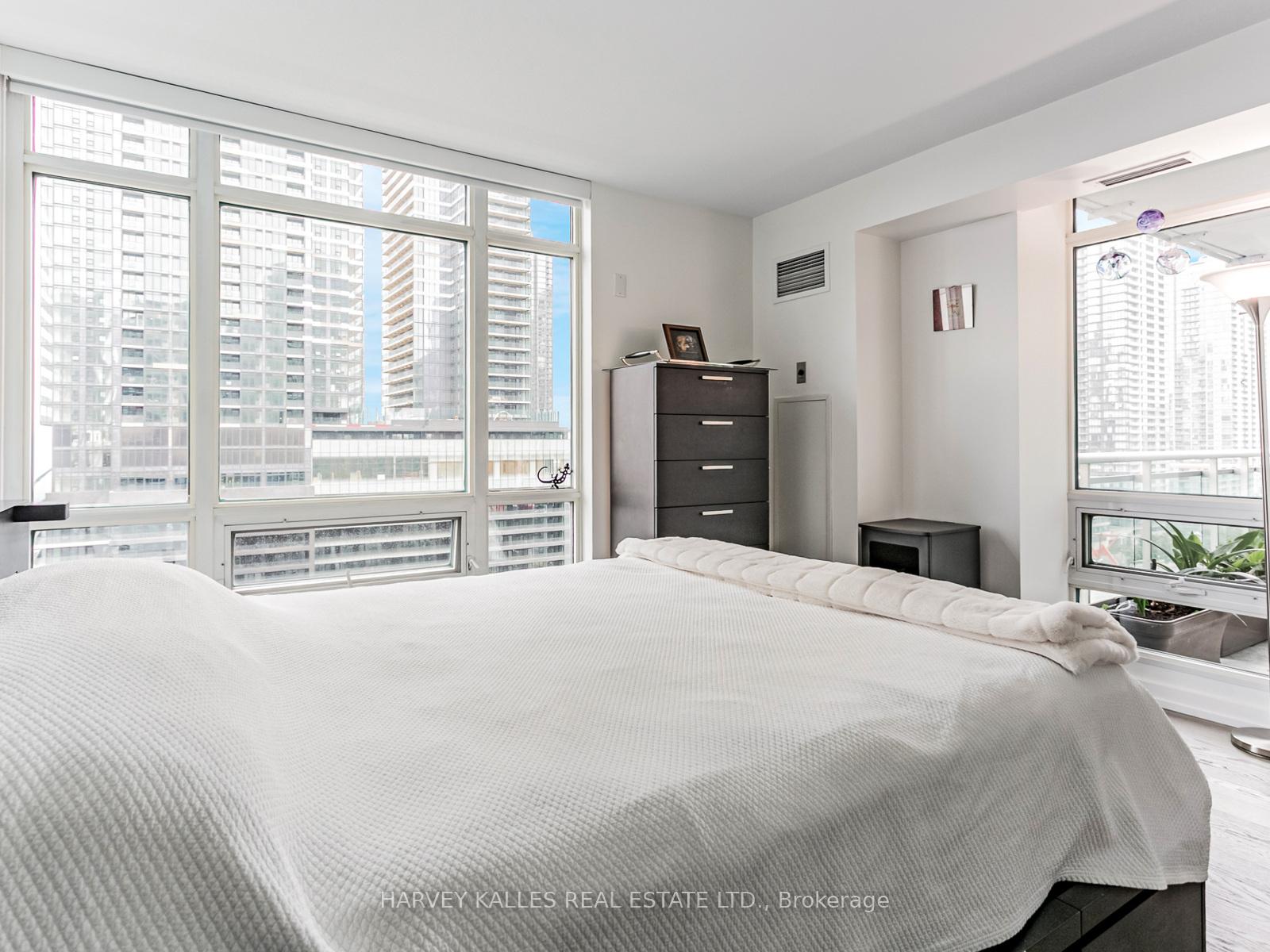 381 Front Street W 1810