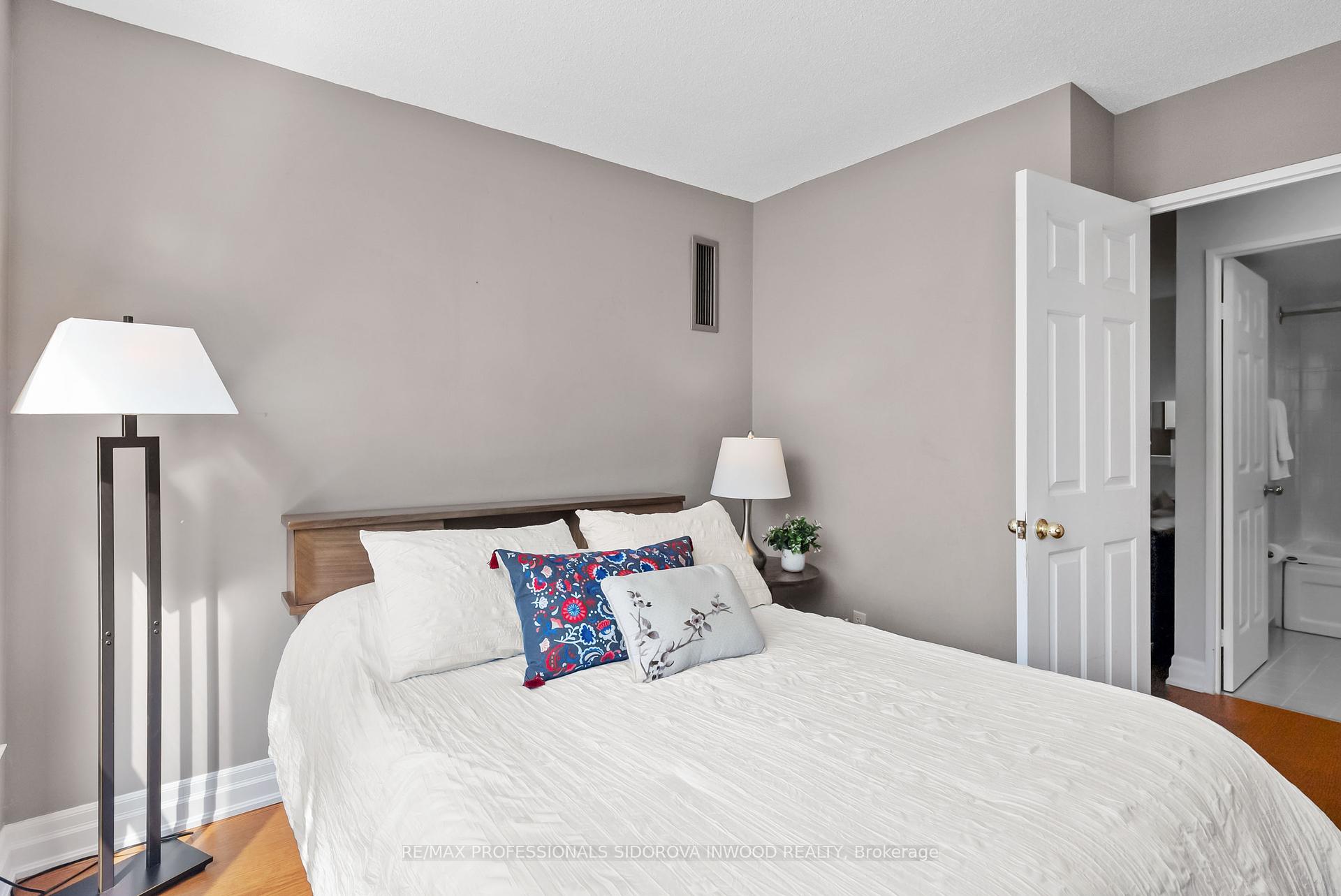 3 Bedrooms Condo at 20 Southport, Toronto For sale