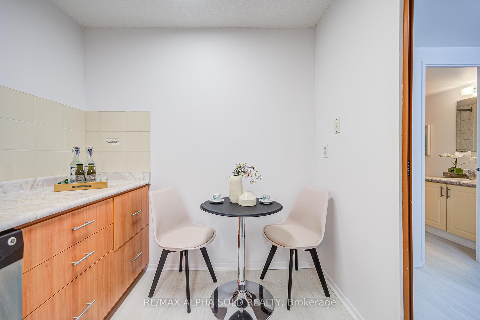 3 Bedrooms Condo at 100 Echo Point, Toronto For sale