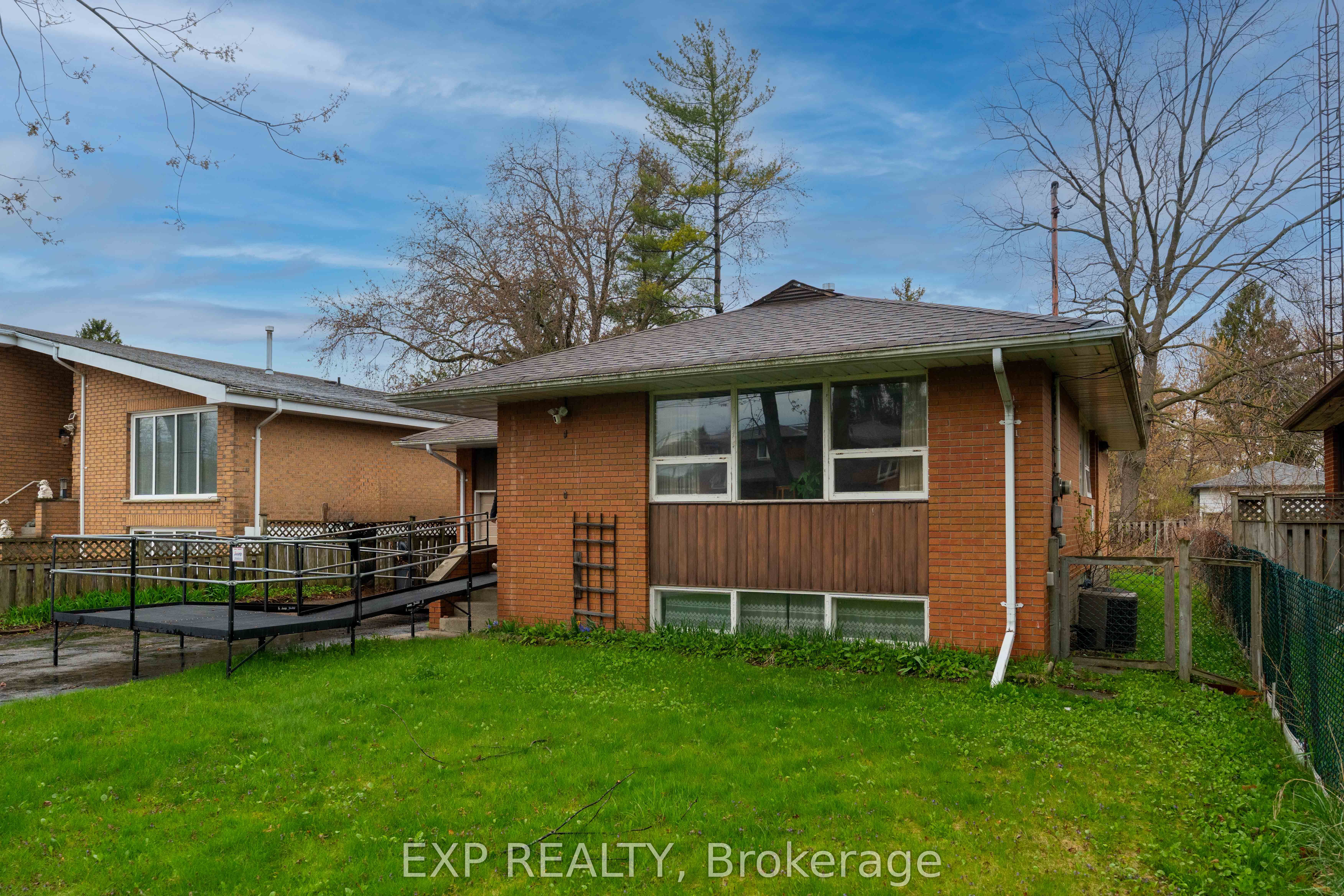 893 Eighth Street, Mississauga, ON L5E 1R3