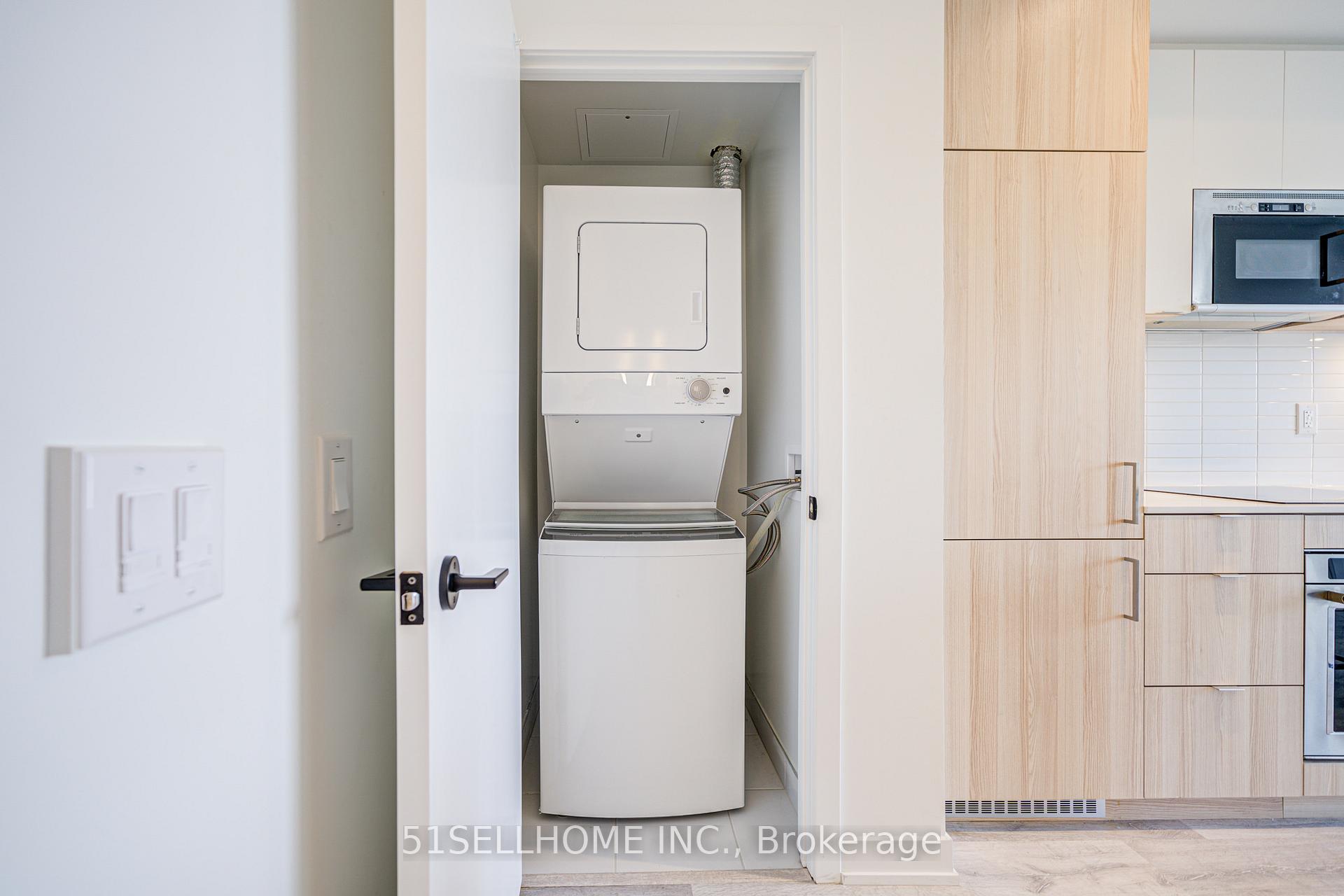 2 Bedrooms Condo at 215 Lakeshore,  Mississauga For sale